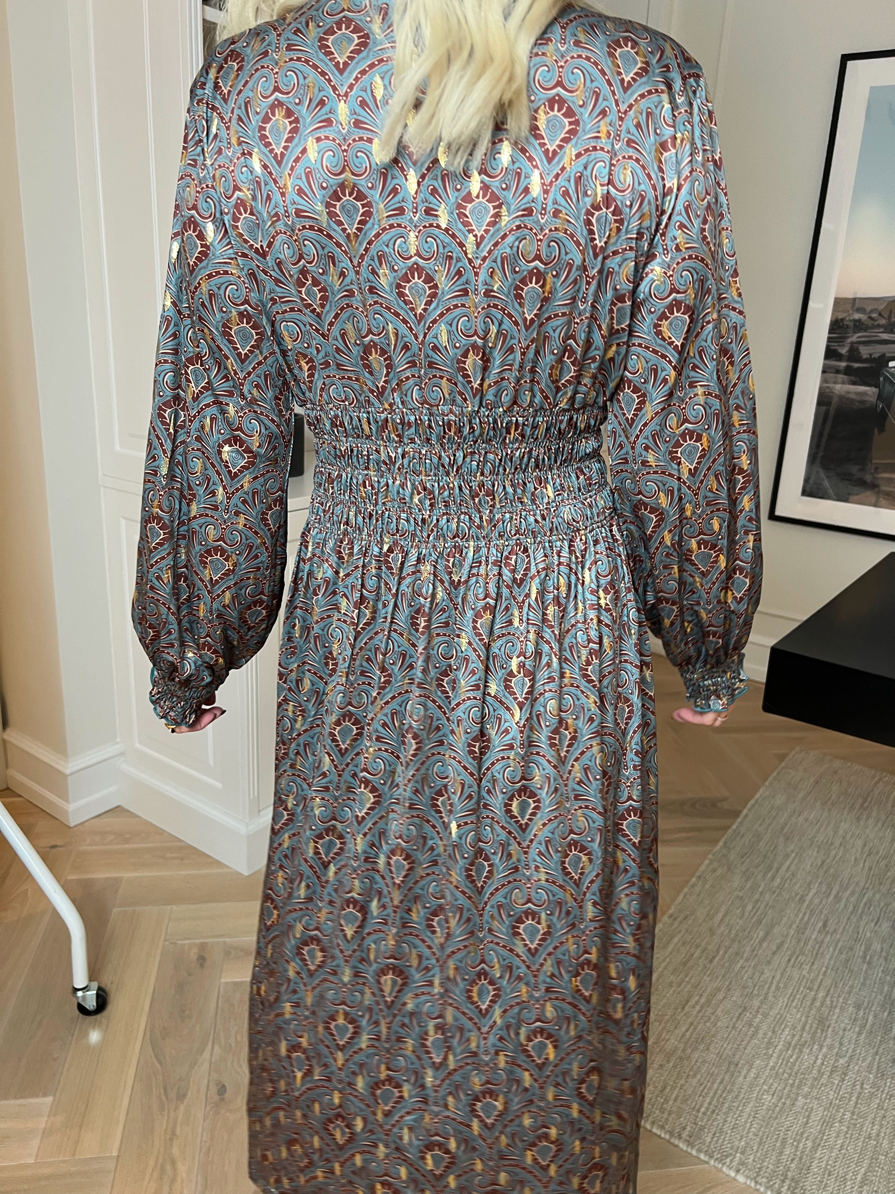 Pams Pattern Midi L/S - Elastisk kjole i krølfrit stof med lange ærmer