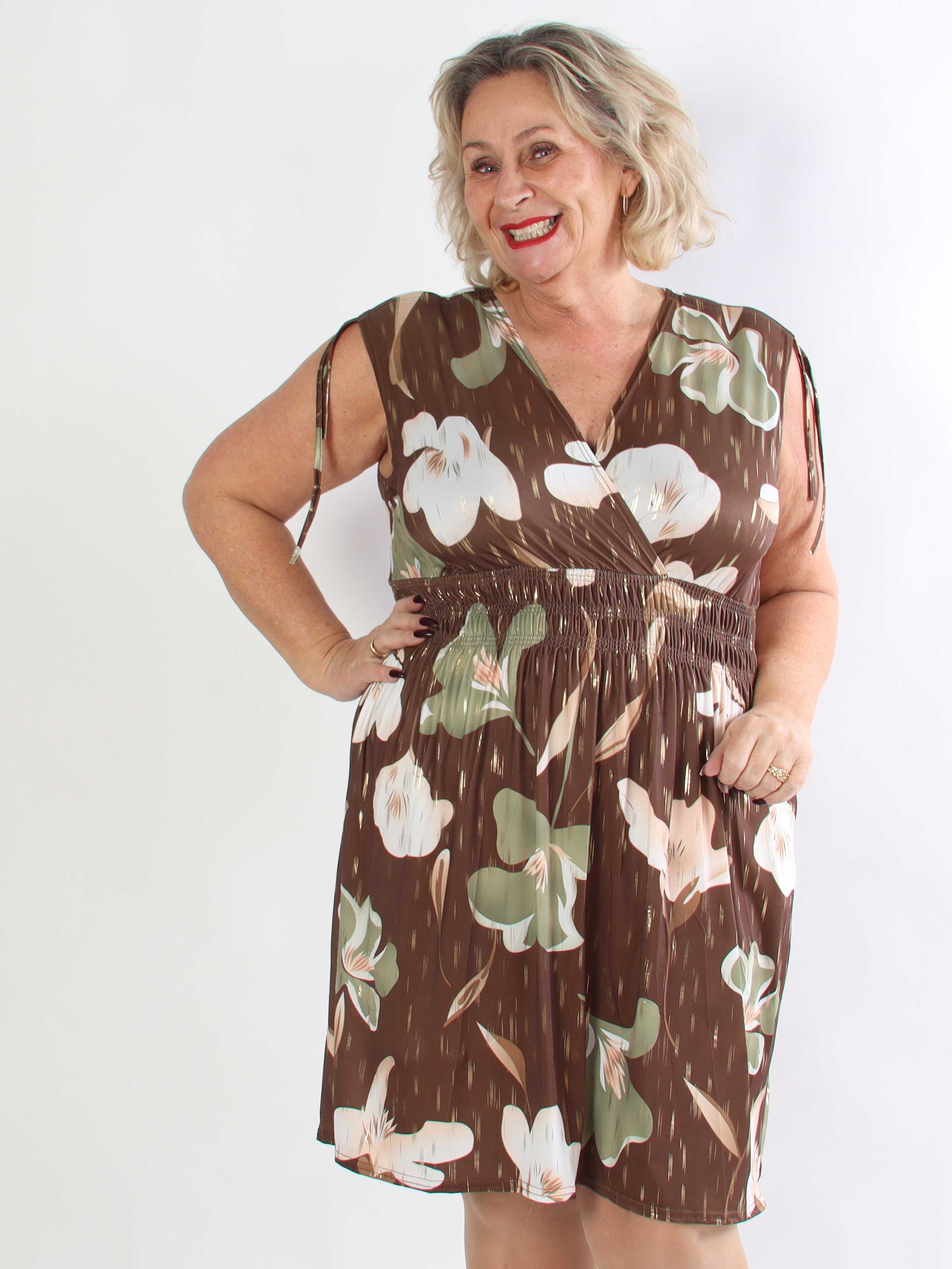 Pams Petal Short - Kort plus size kjole med kronblade og guld detaljer