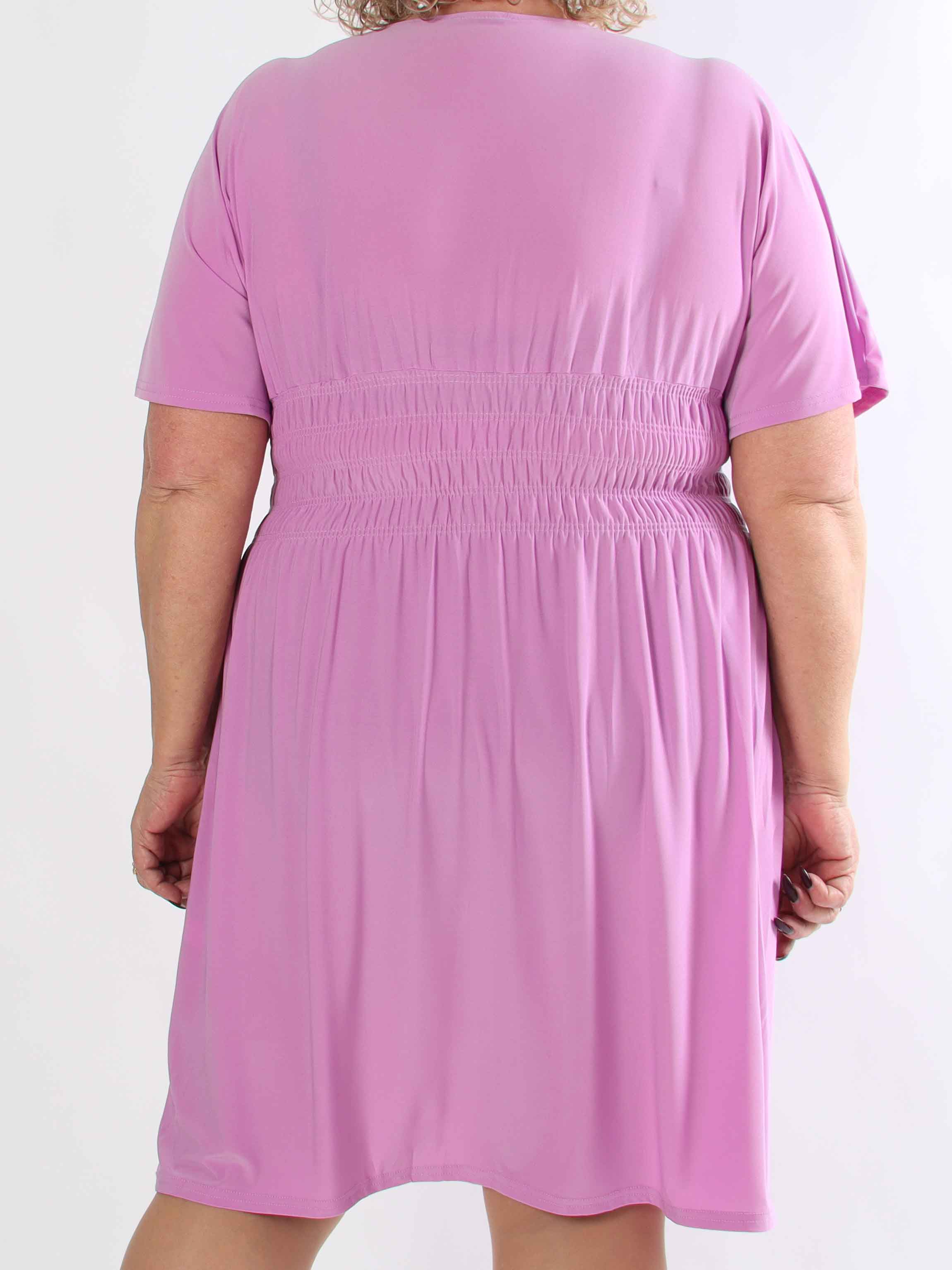 Pams Plain Short - Elastisk plus size kjole med smock i taljen