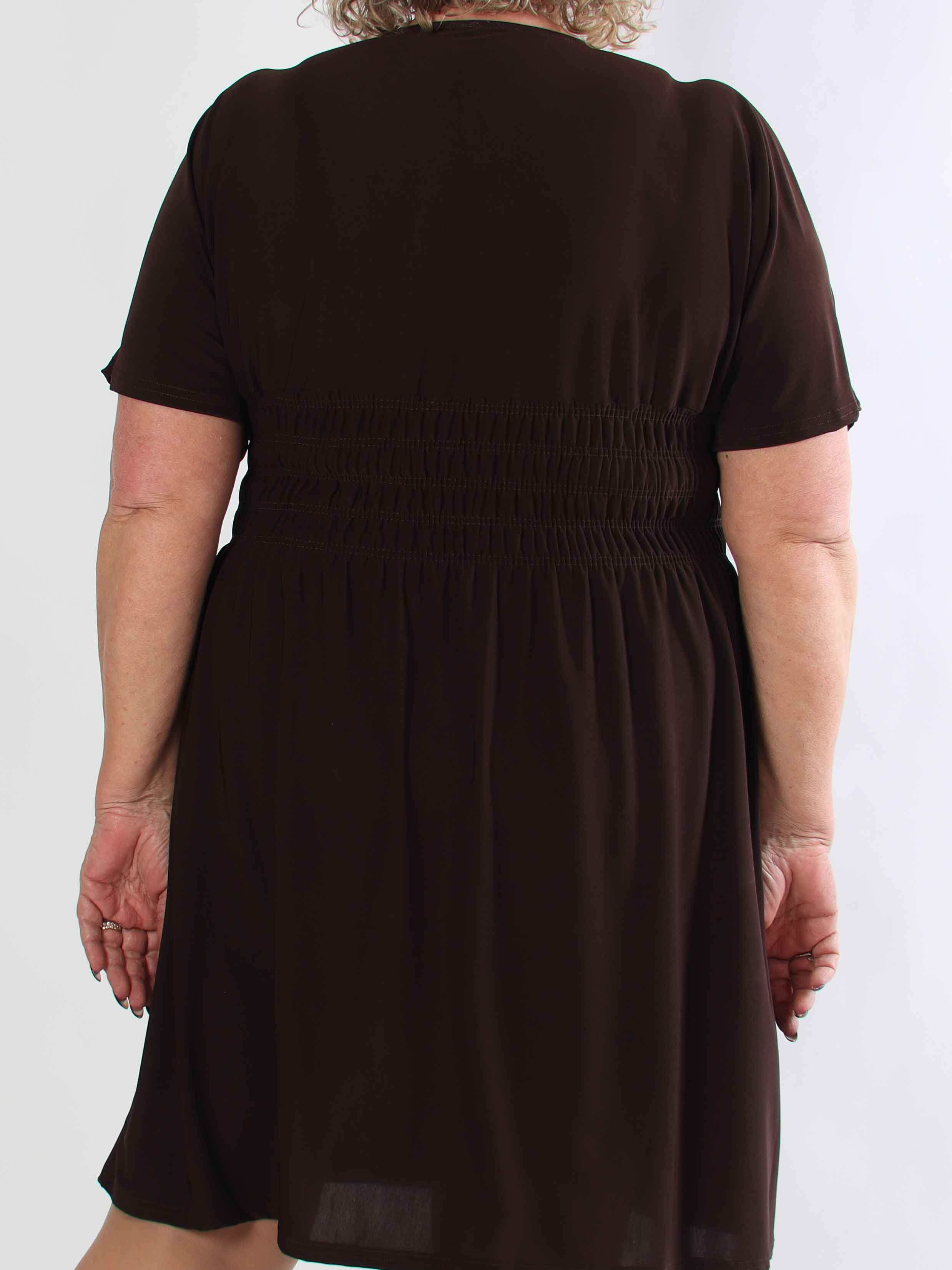 Pams Plain Short - Elastisk plus size kjole med smock i taljen