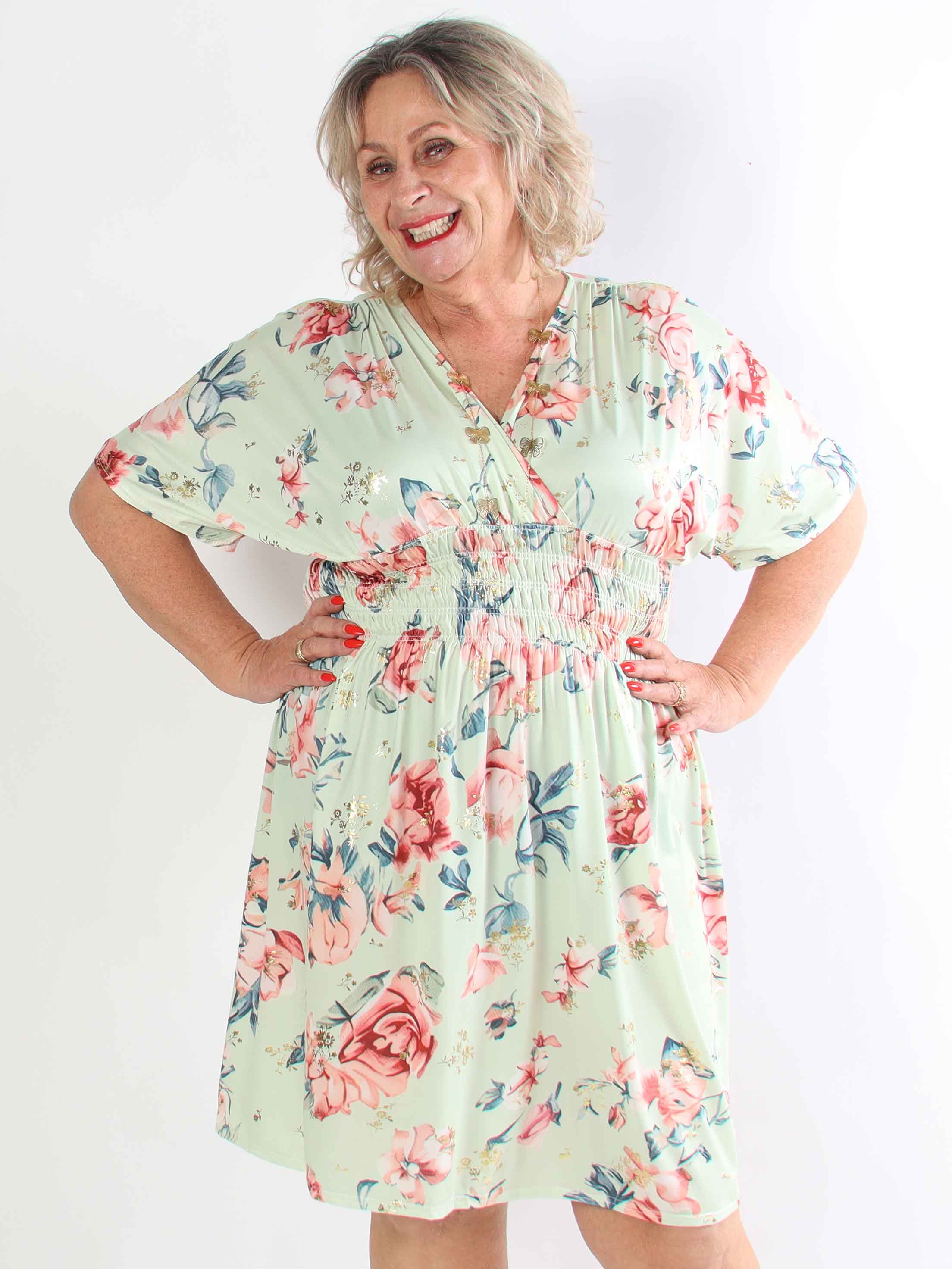 Pams Rosette Short - Plus size kjole med fine blomster og guld detaljer
