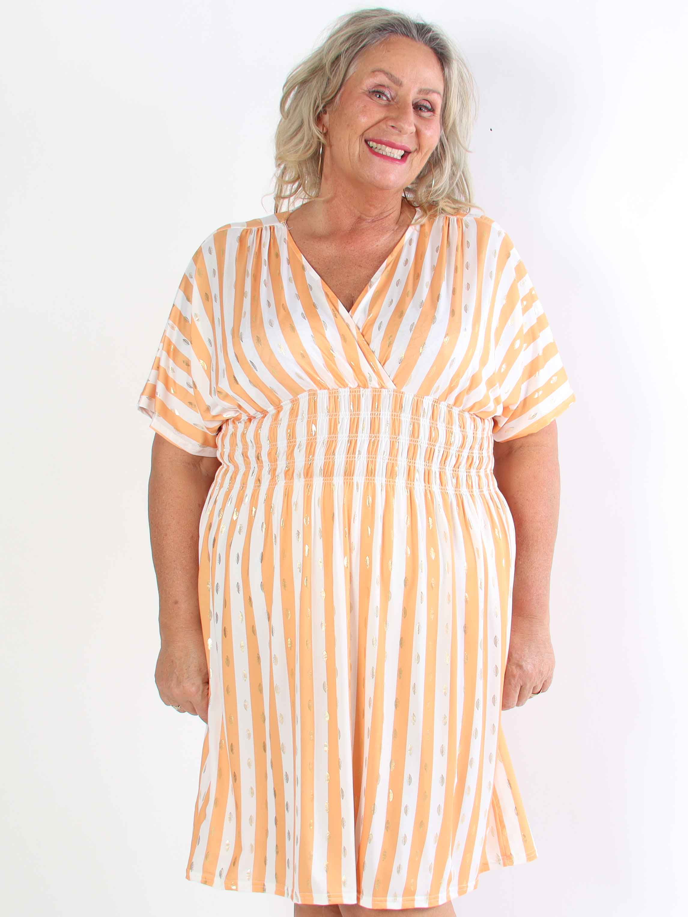 Pams Stripe Short - Randig plus size-klänning med gulddetaljer