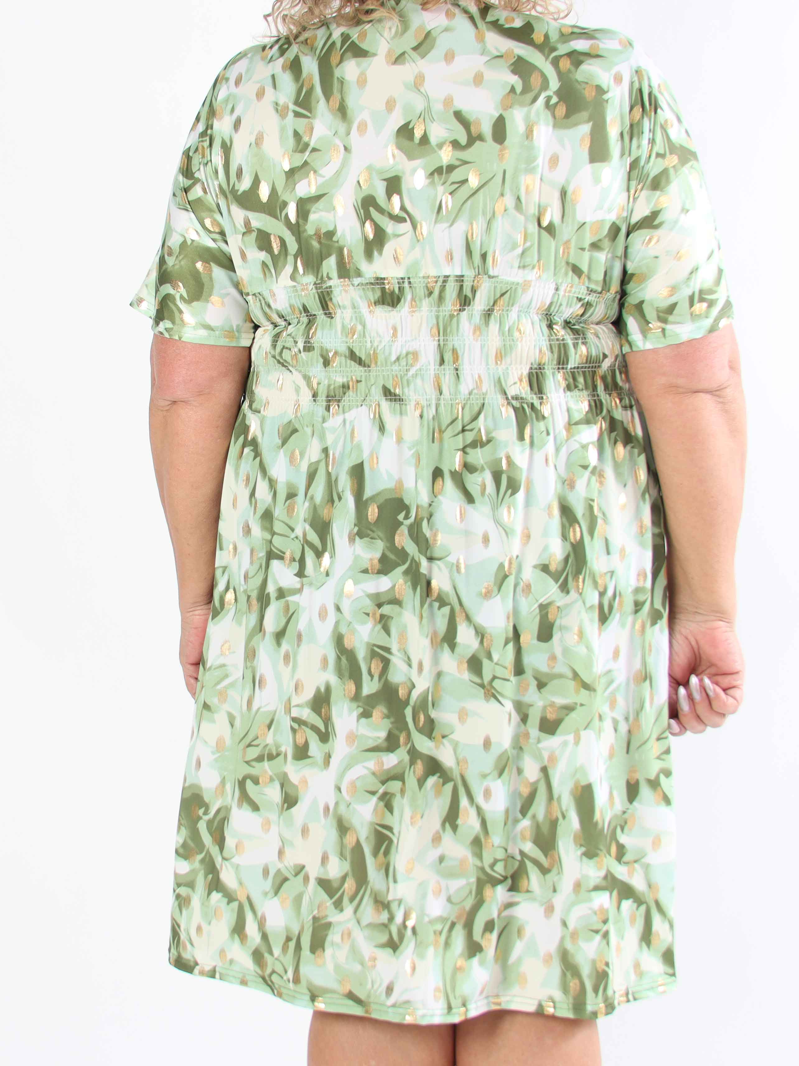 Pams Vacay Short - Mönstrad elastisk plus size klänning med smock i midjan