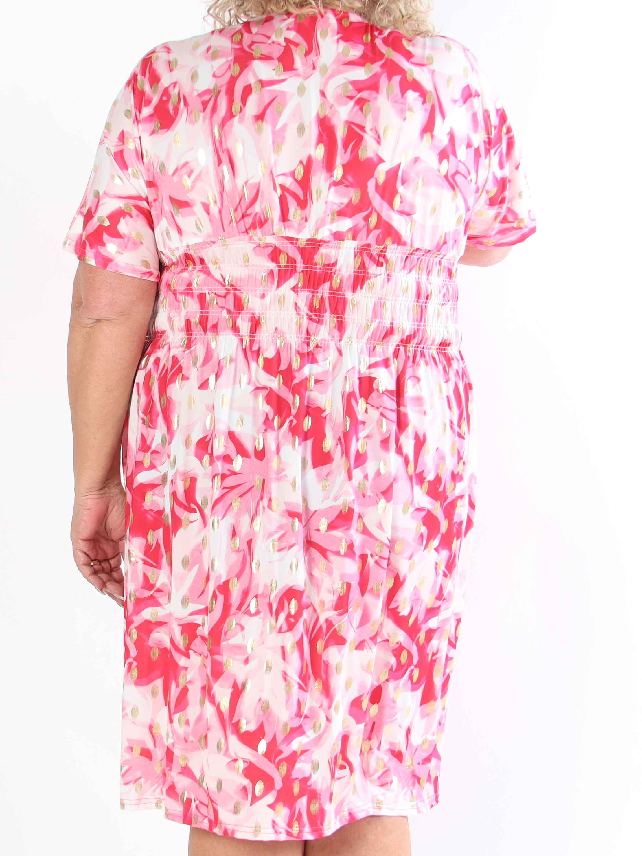 Pams Vacay Short - Mönstrad elastisk plus size klänning med smock i midjan
