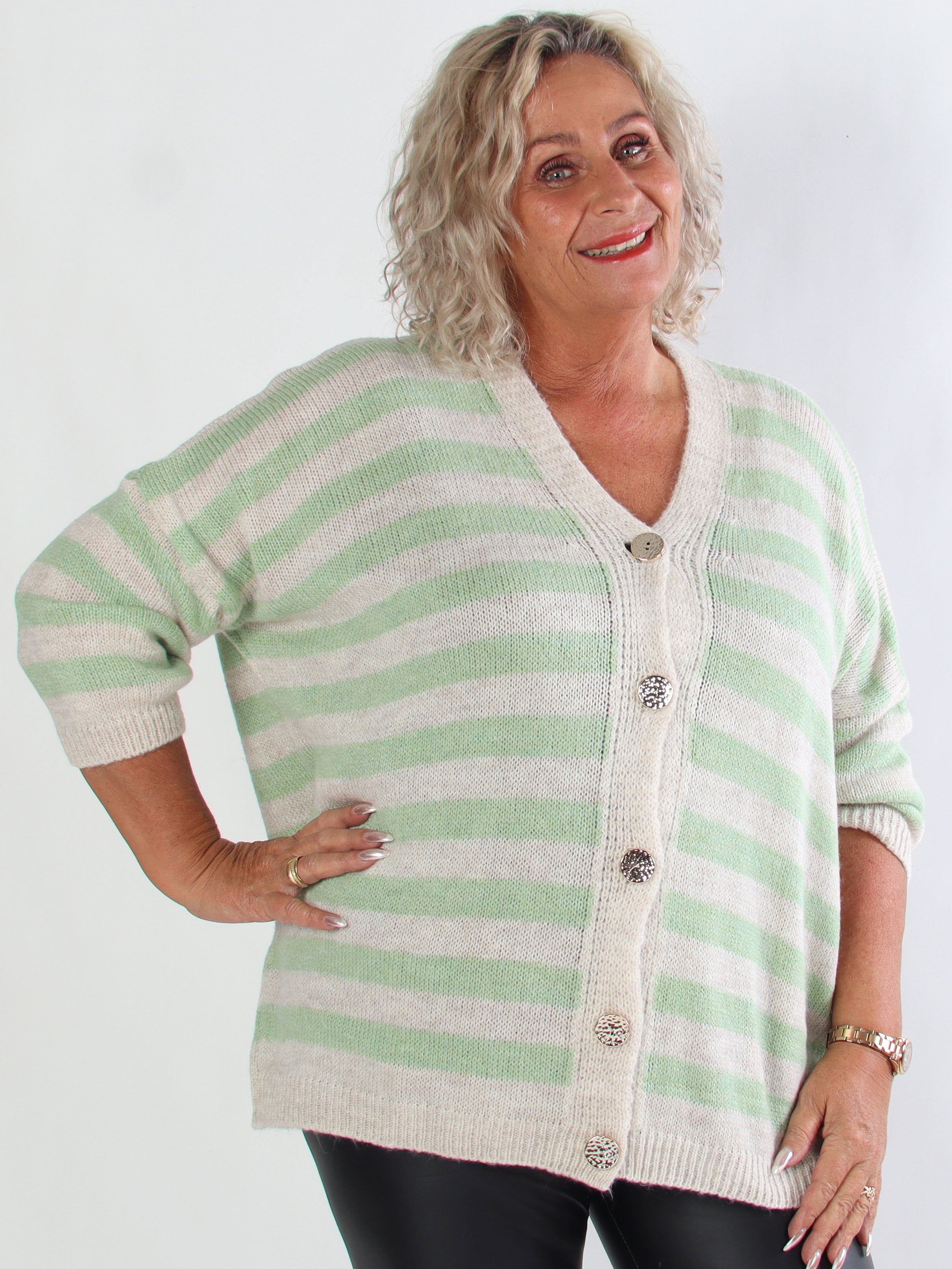 Parker - Randig stickad plus size kofta med stora guldknappar