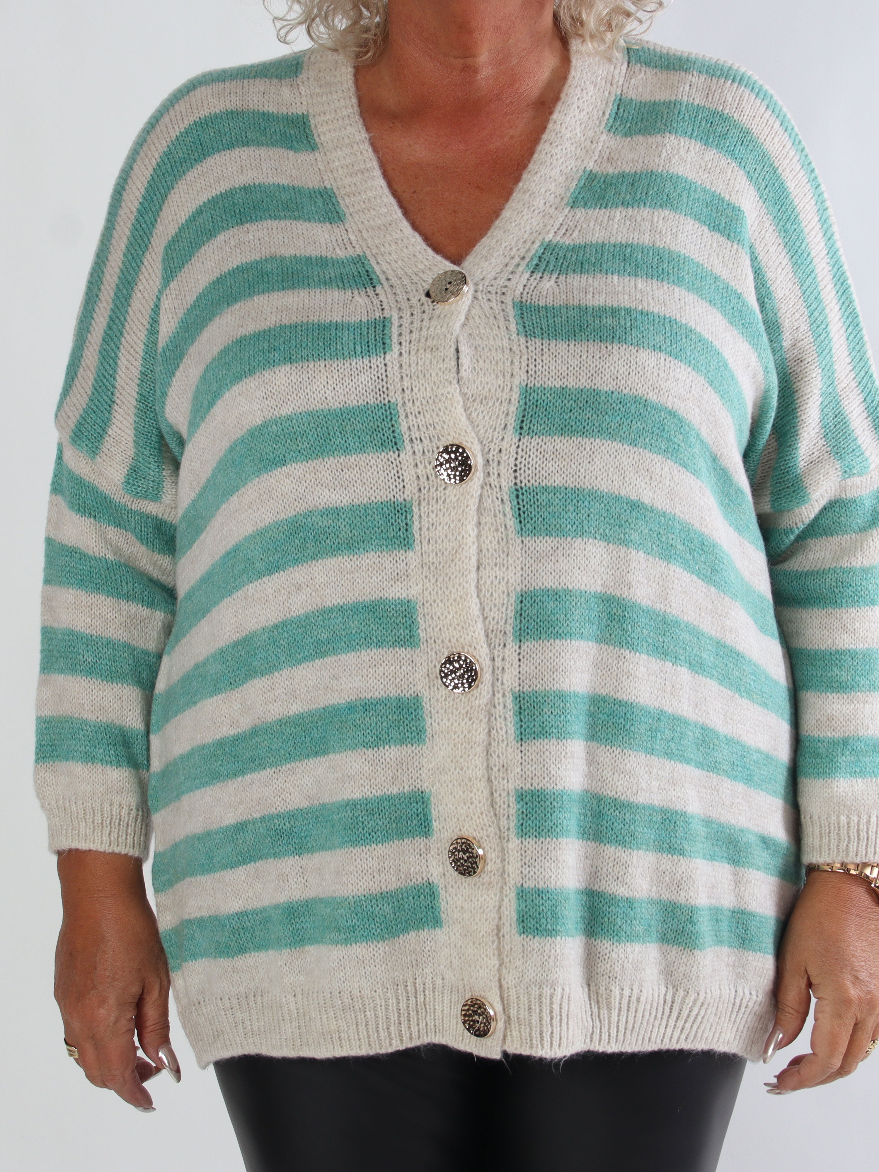 Parker - Randig stickad plus size kofta med stora guldknappar
