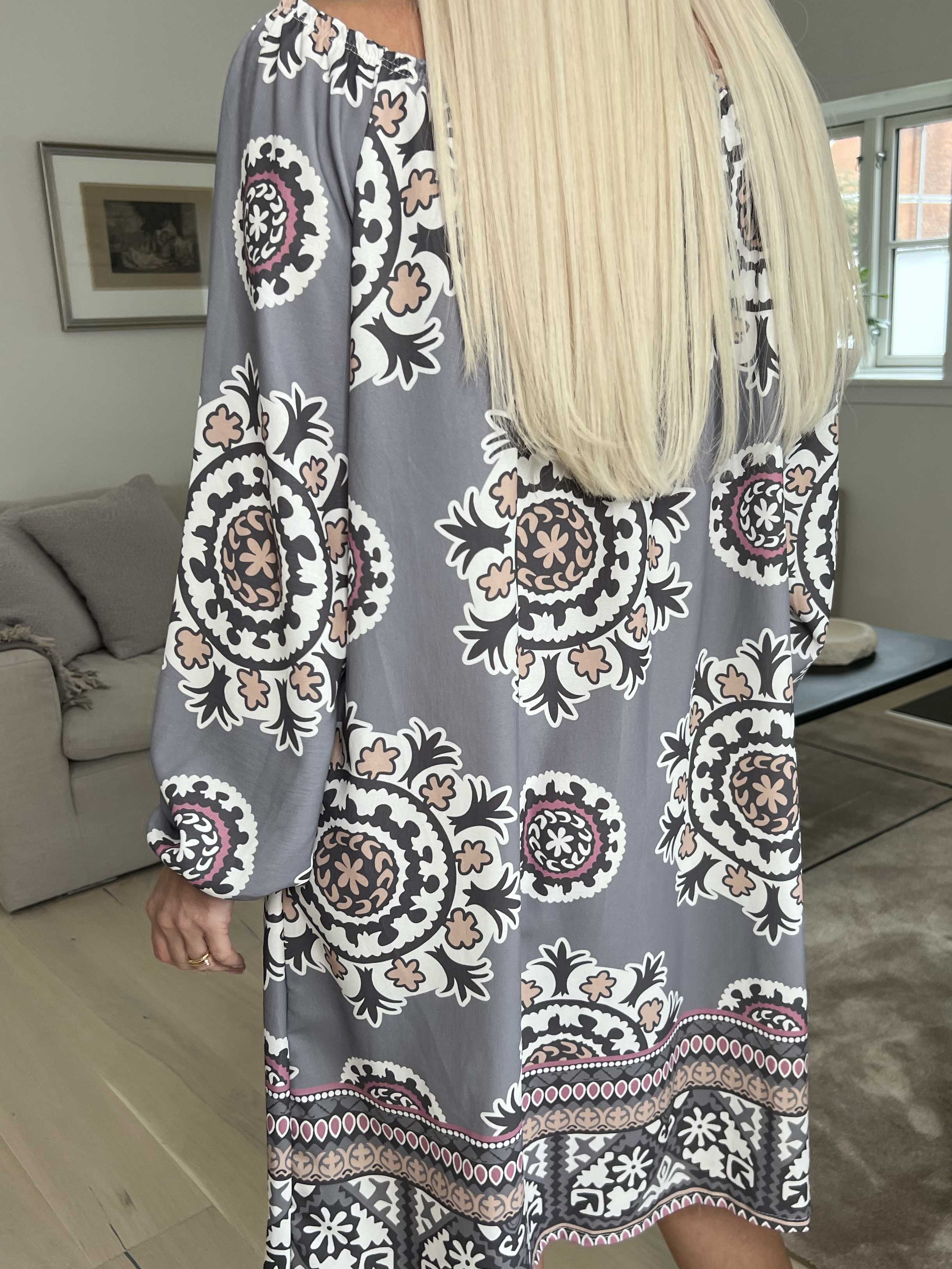 Paulina - Söt långärmad klänning med elastisk halsringning
