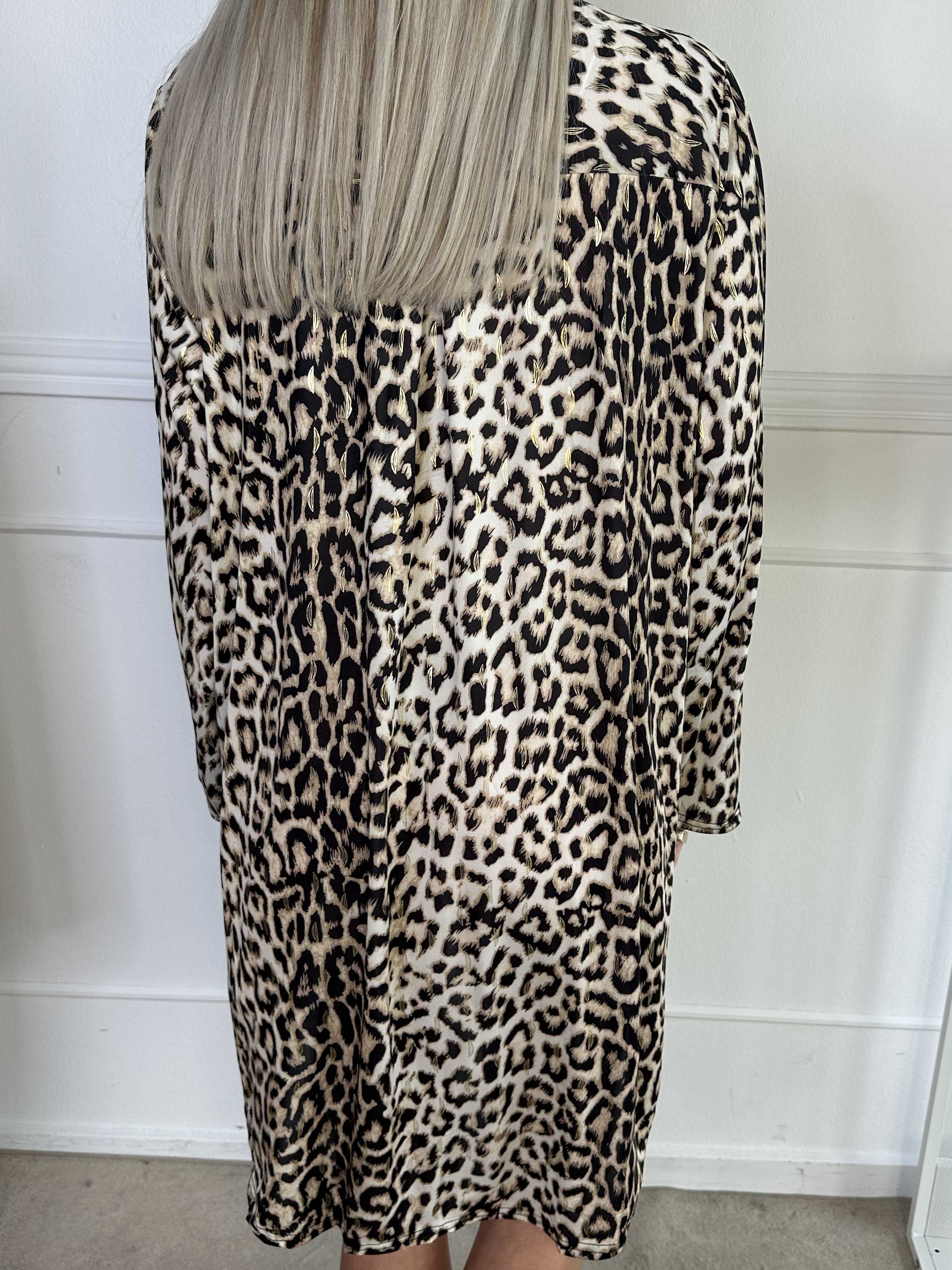 Penelope - Leopardmönstrad elastisk klänning med gulddetaljer