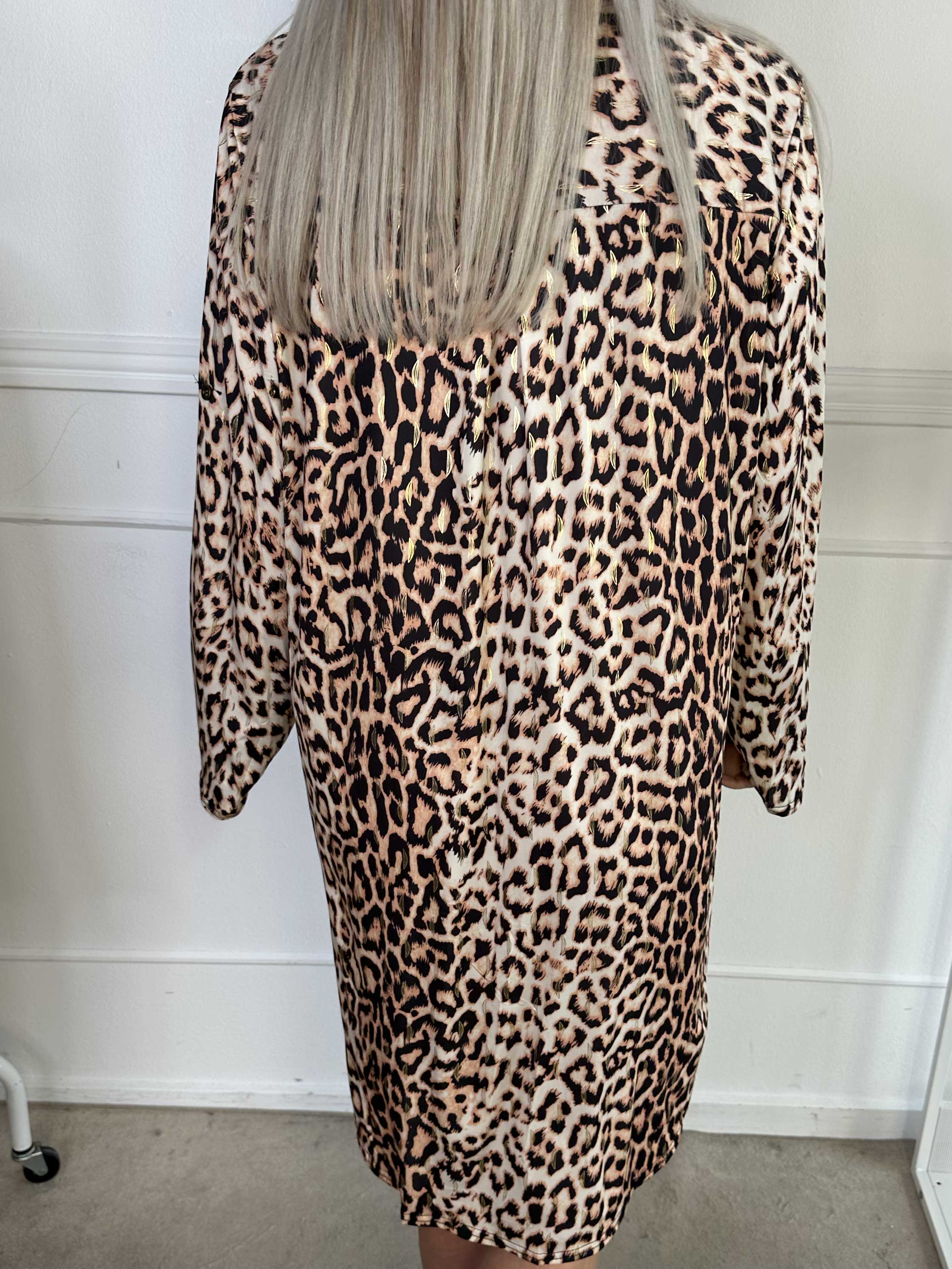 Penelope - Leopardmönstrad elastisk klänning med gulddetaljer
