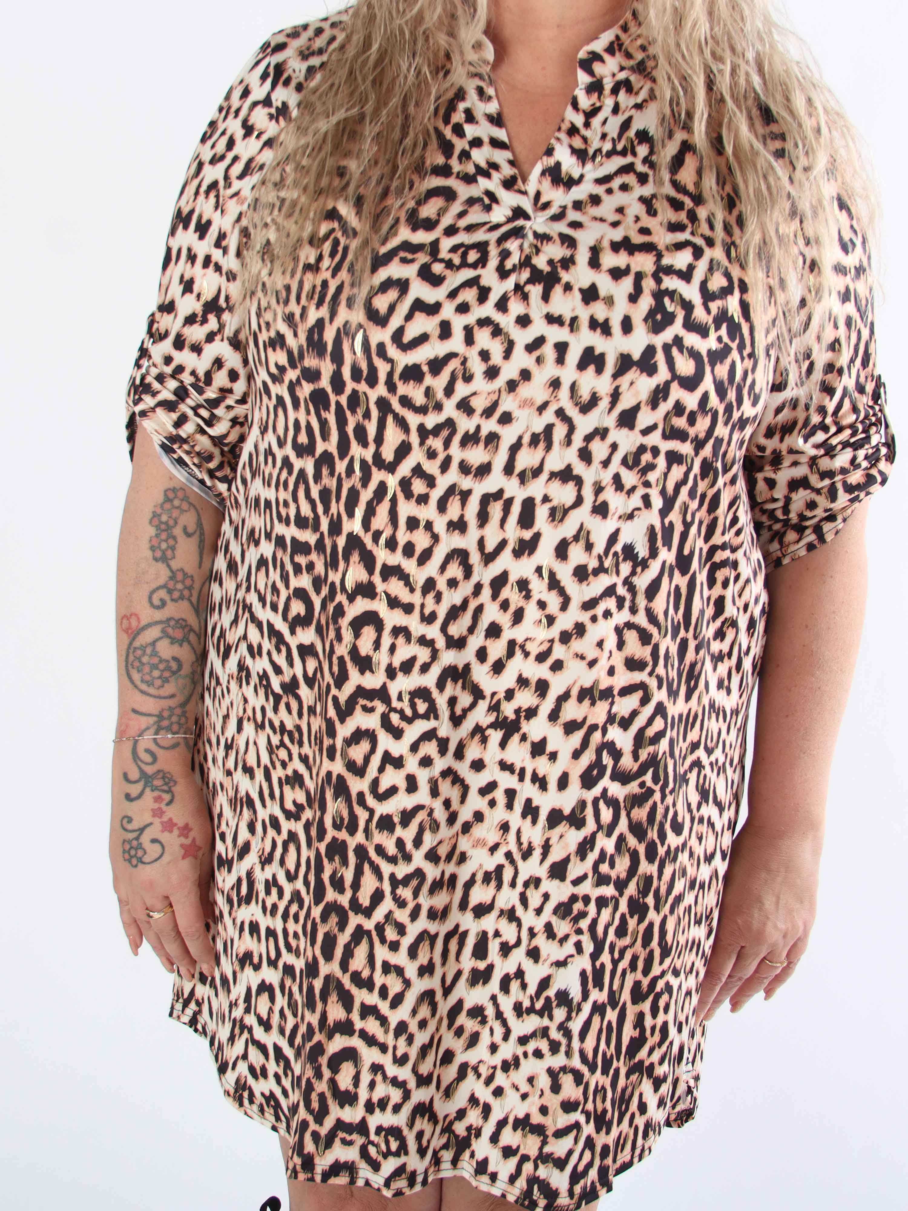 Penelope - Elastisk plus size-klänning i leopardmönster med gulddetaljer