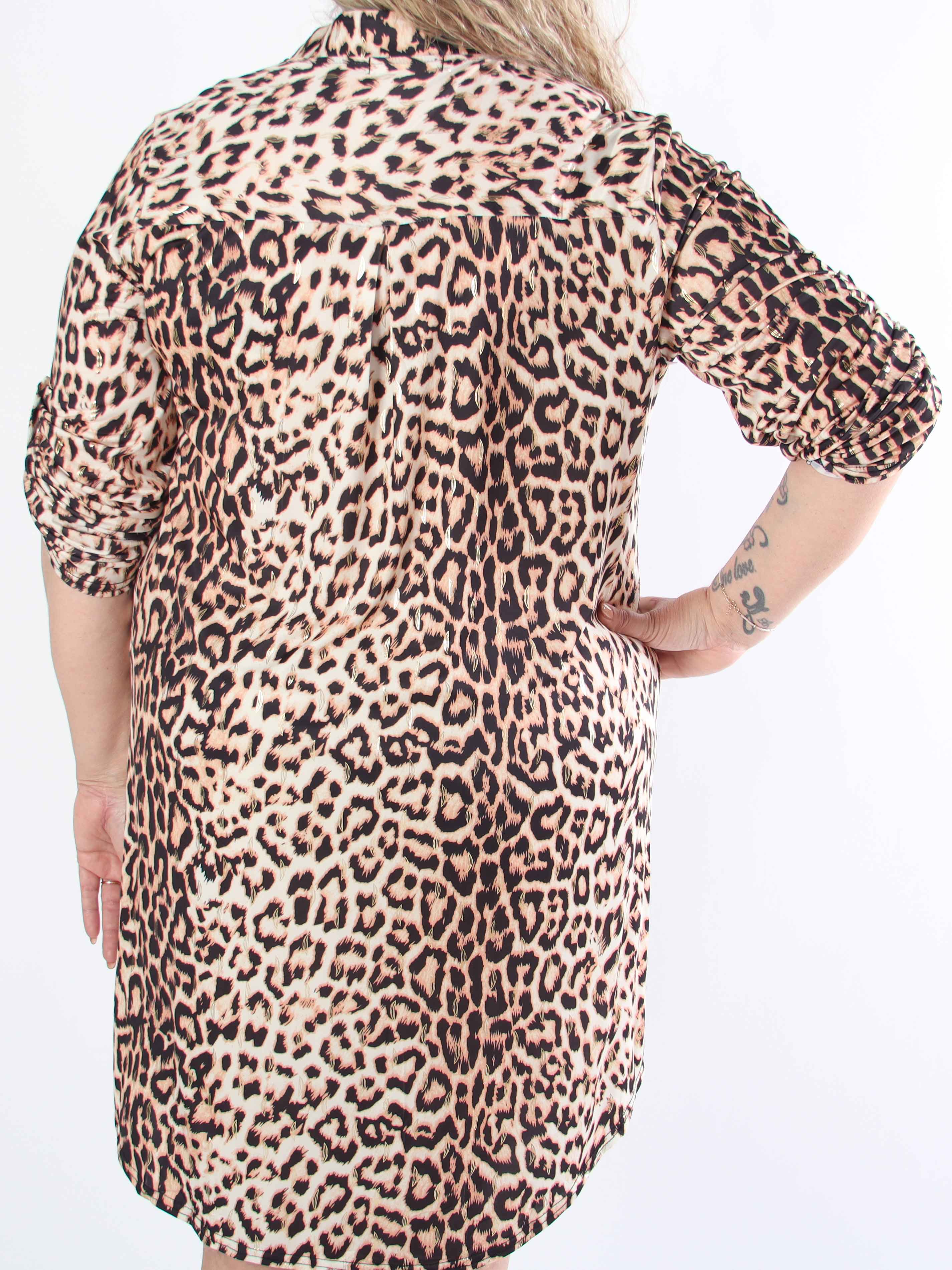 Penelope - Elastisk plus size-klänning i leopardmönster med gulddetaljer