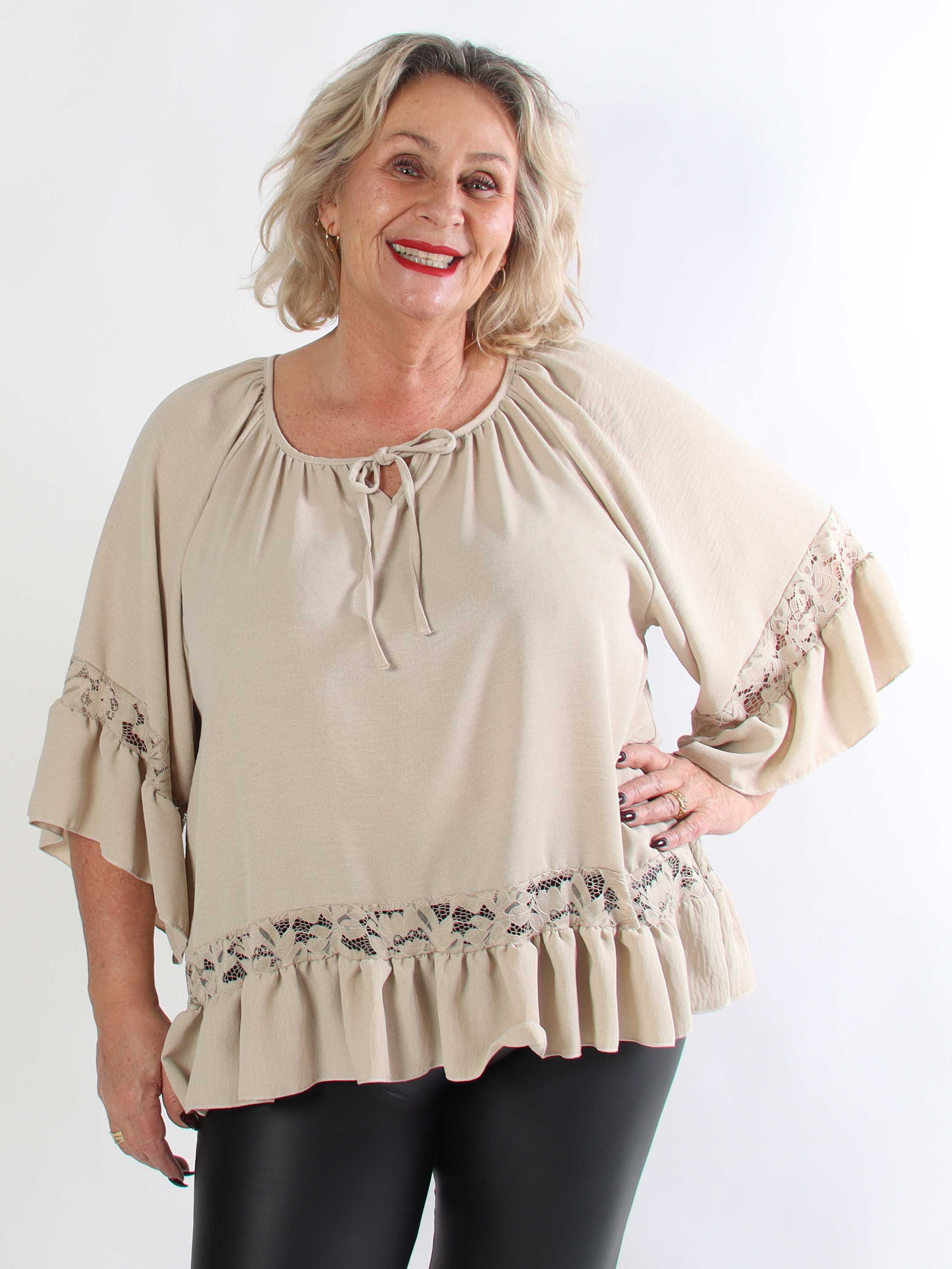 Pepita - Plus size tunika i løs pasform med blonde- og flæsedetaljer