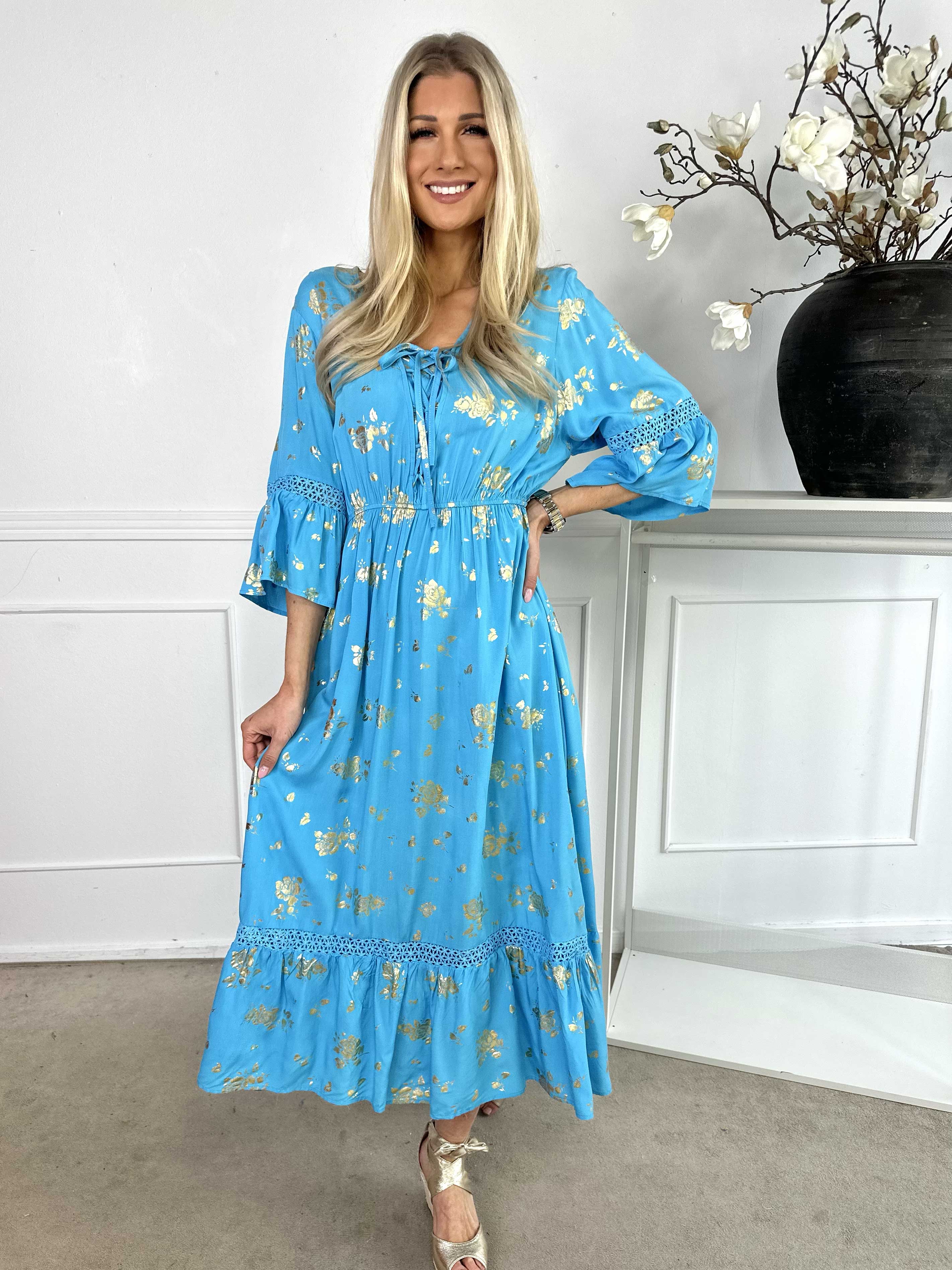 Pernilla - Klänning med guldfärgade blommor och broderier