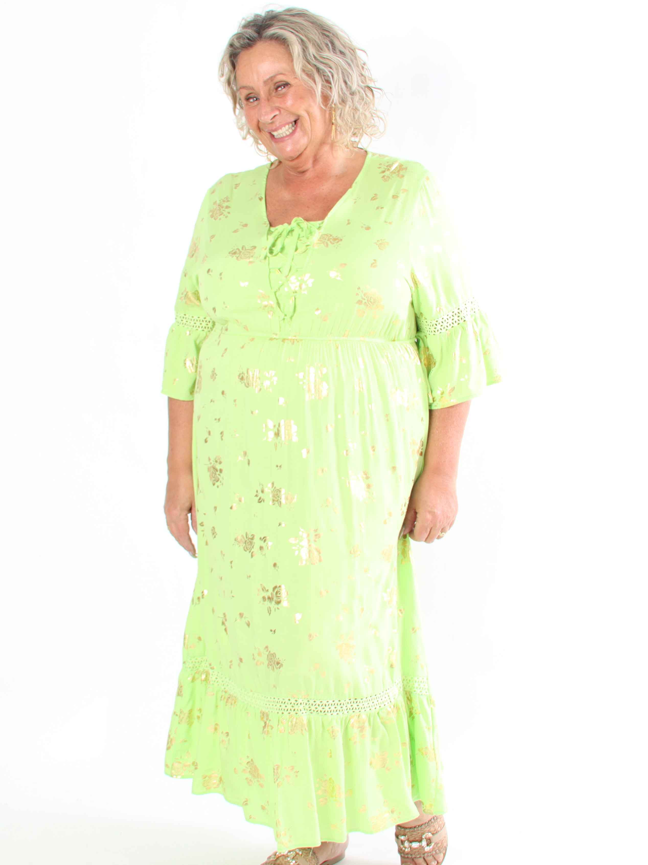 Pernilla - Klänning med guldfärgade blommor och broderier