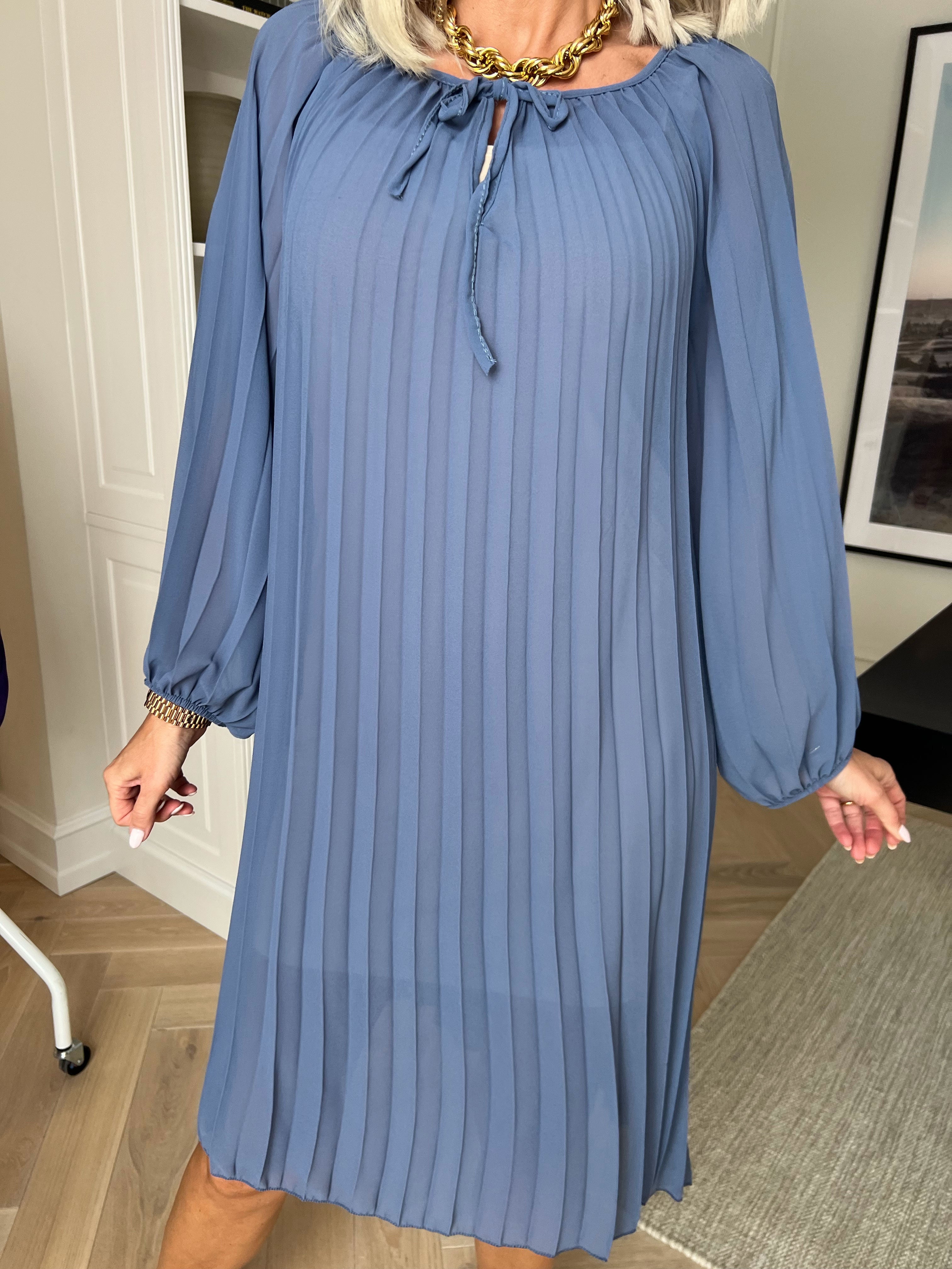 Philippa - Sød plisseret kjole i semi-transparent chiffon