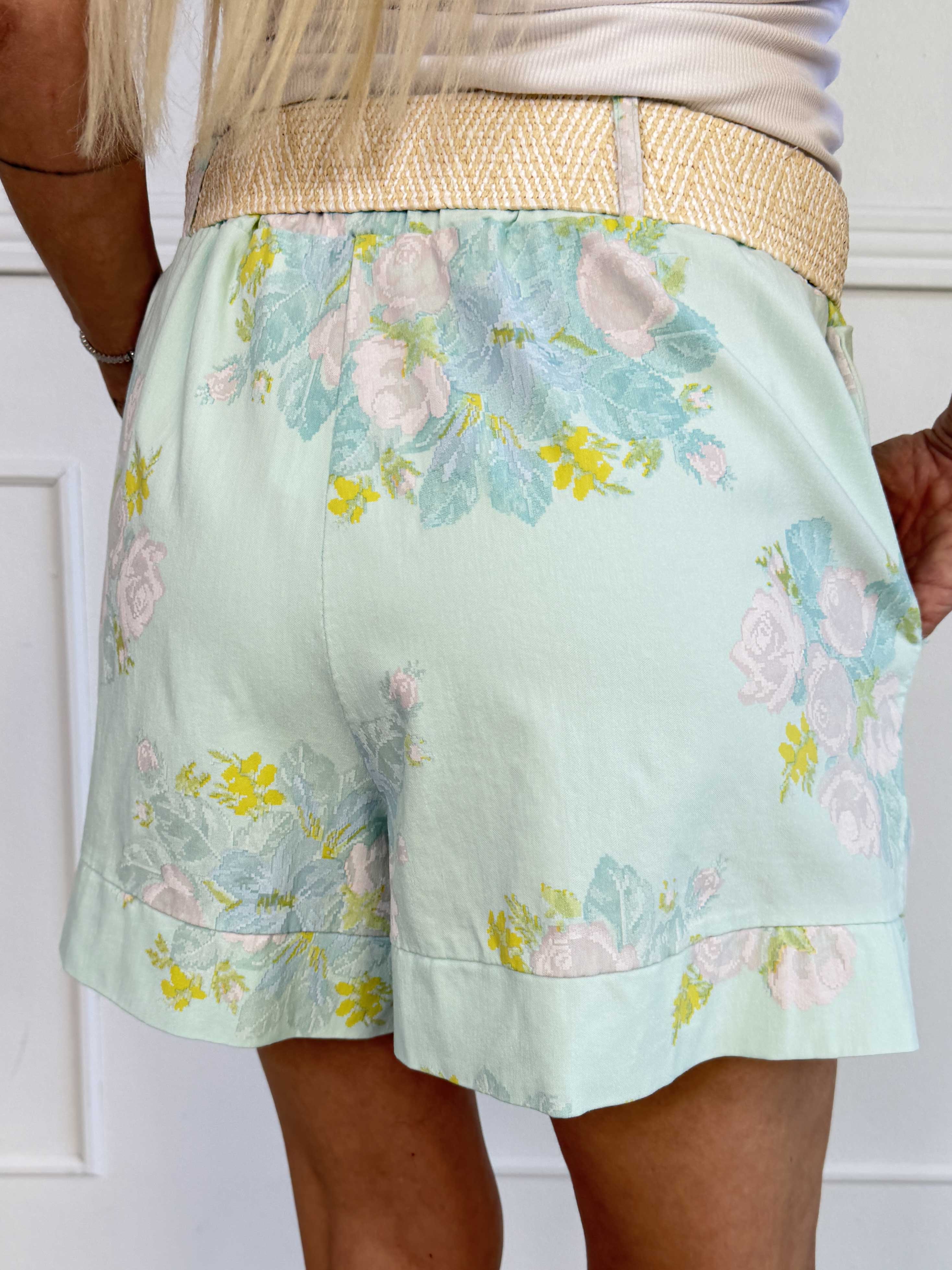 Pianora - Shorts i en viskoseblanding med blomster og flettet bælte
