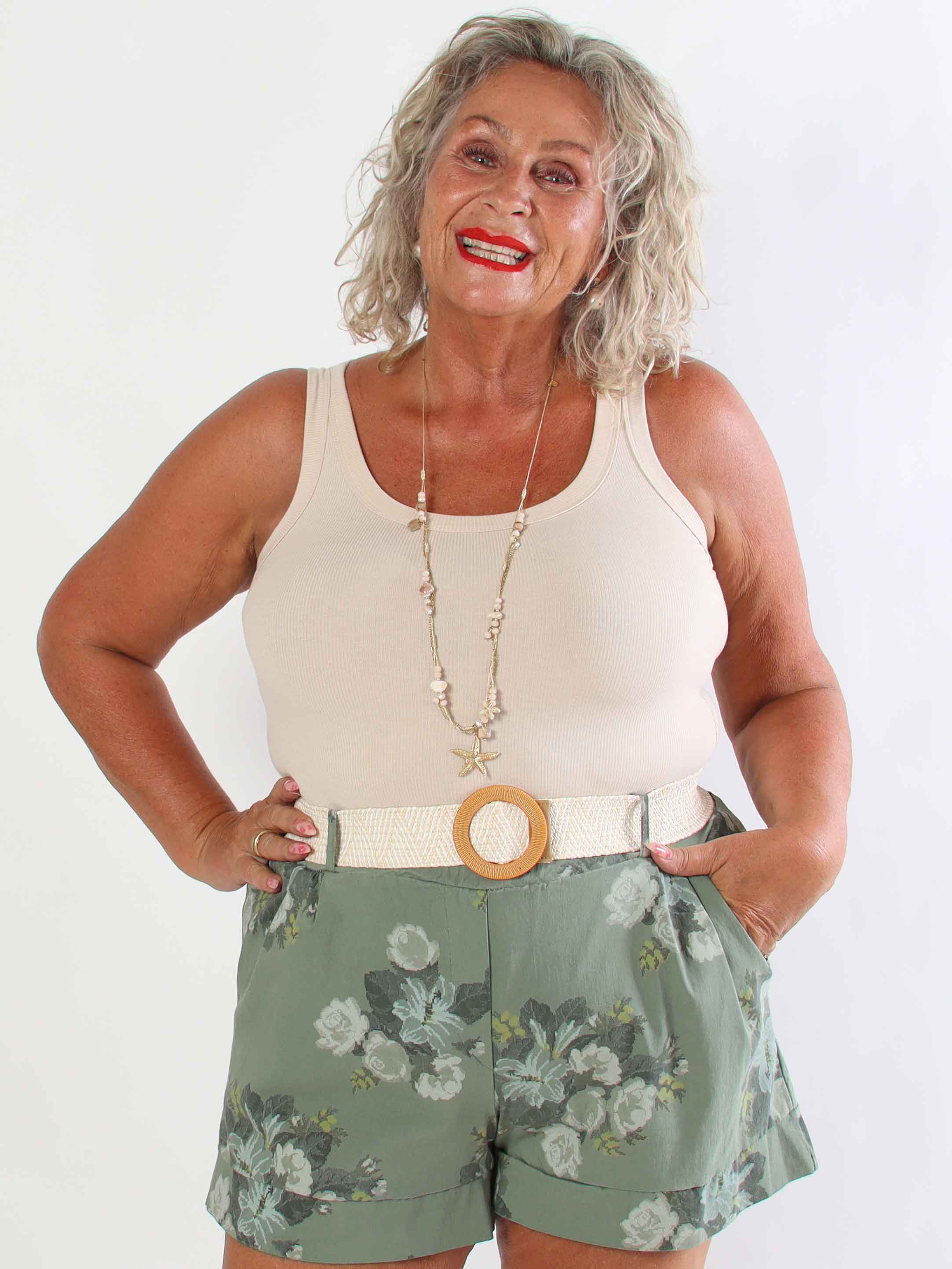 Pianora - Plus size shorts i en viskoseblanding med blomster og flettet bælte