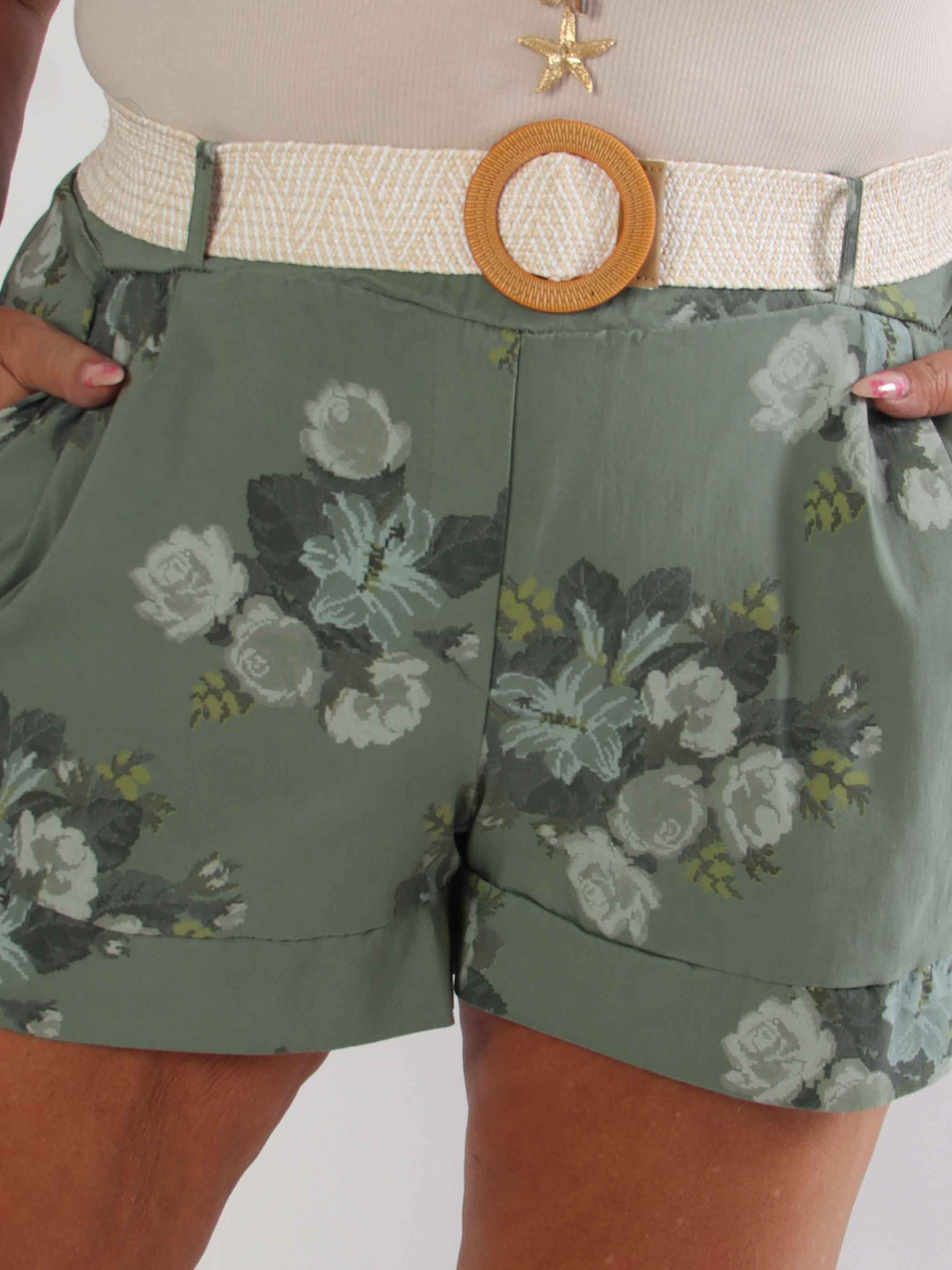 Pianora - Plus size shorts i en viskoseblanding med blomster og flettet bælte
