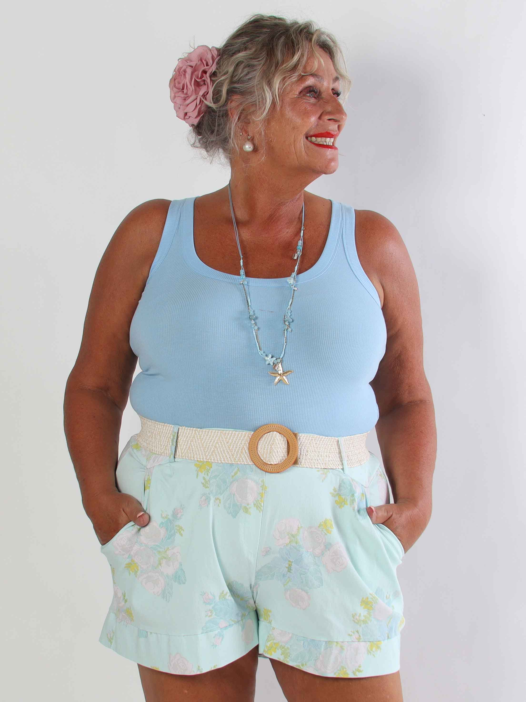 Pianora - Plus size shorts i en viskoseblanding med blomster og flettet bælte