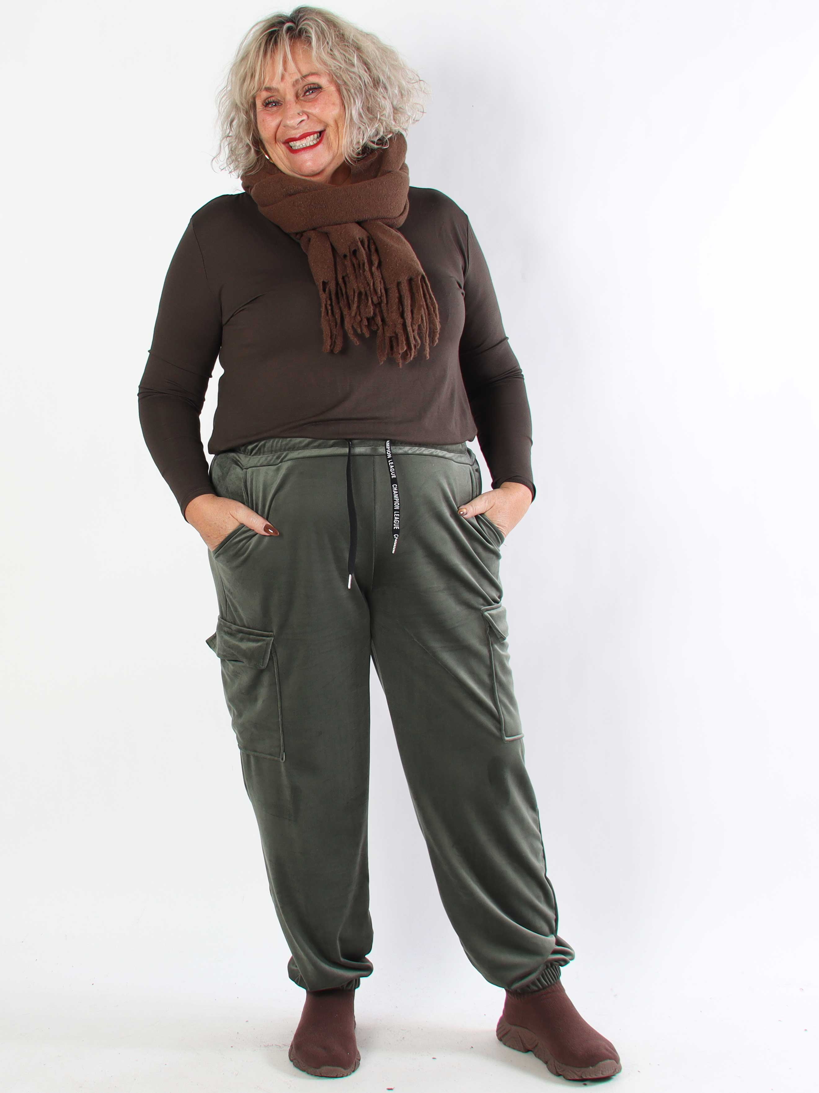 Pippa - Mjuka plussize cargobyxor i velour