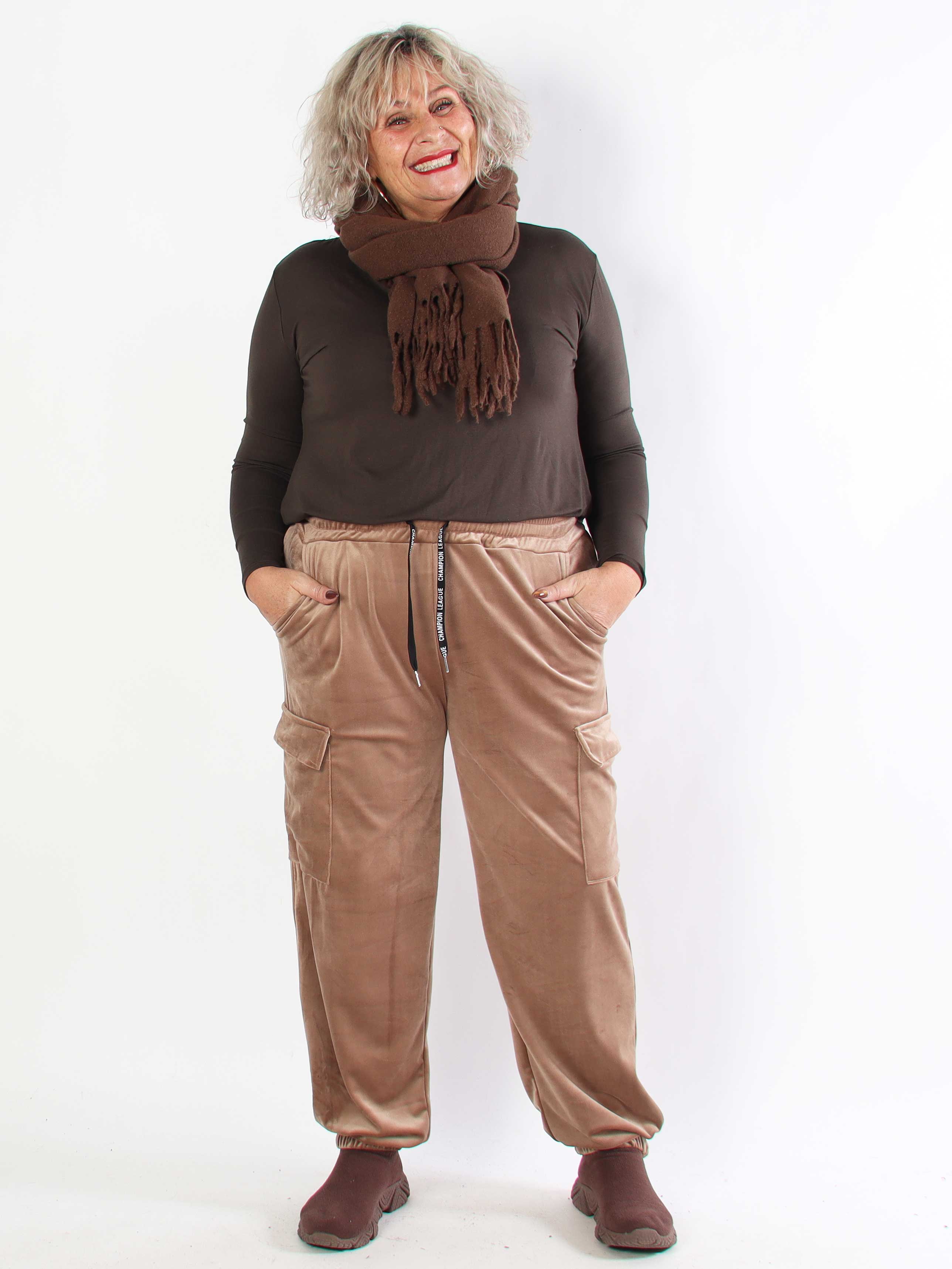 Pippa - Mjuka plussize cargobyxor i velour