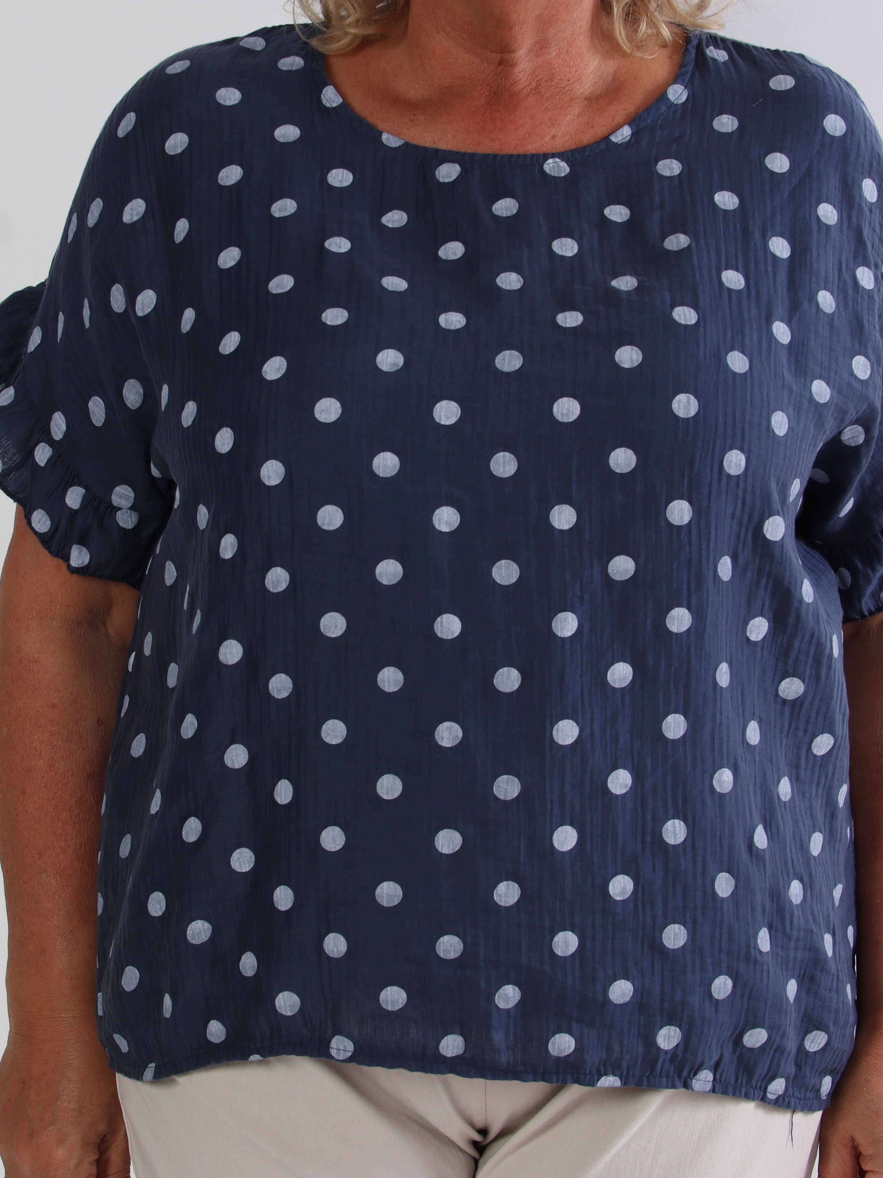Poline - Prikket plus size tunika i åndbar lyocell stof med flæsekant på ærmerne