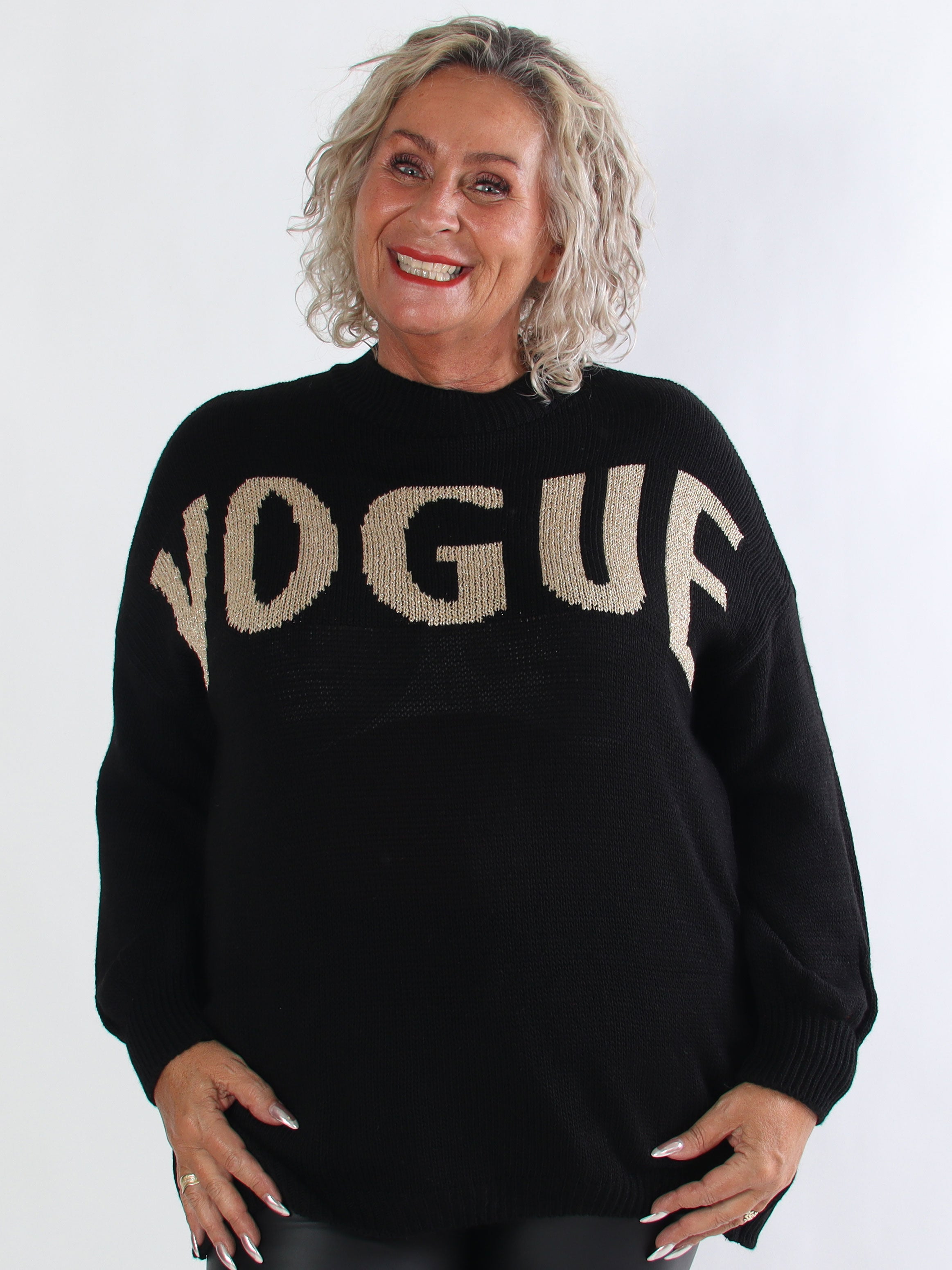 Priscilla - Stickad plus size tröja med VOGUE skrivet i guldglittertråd