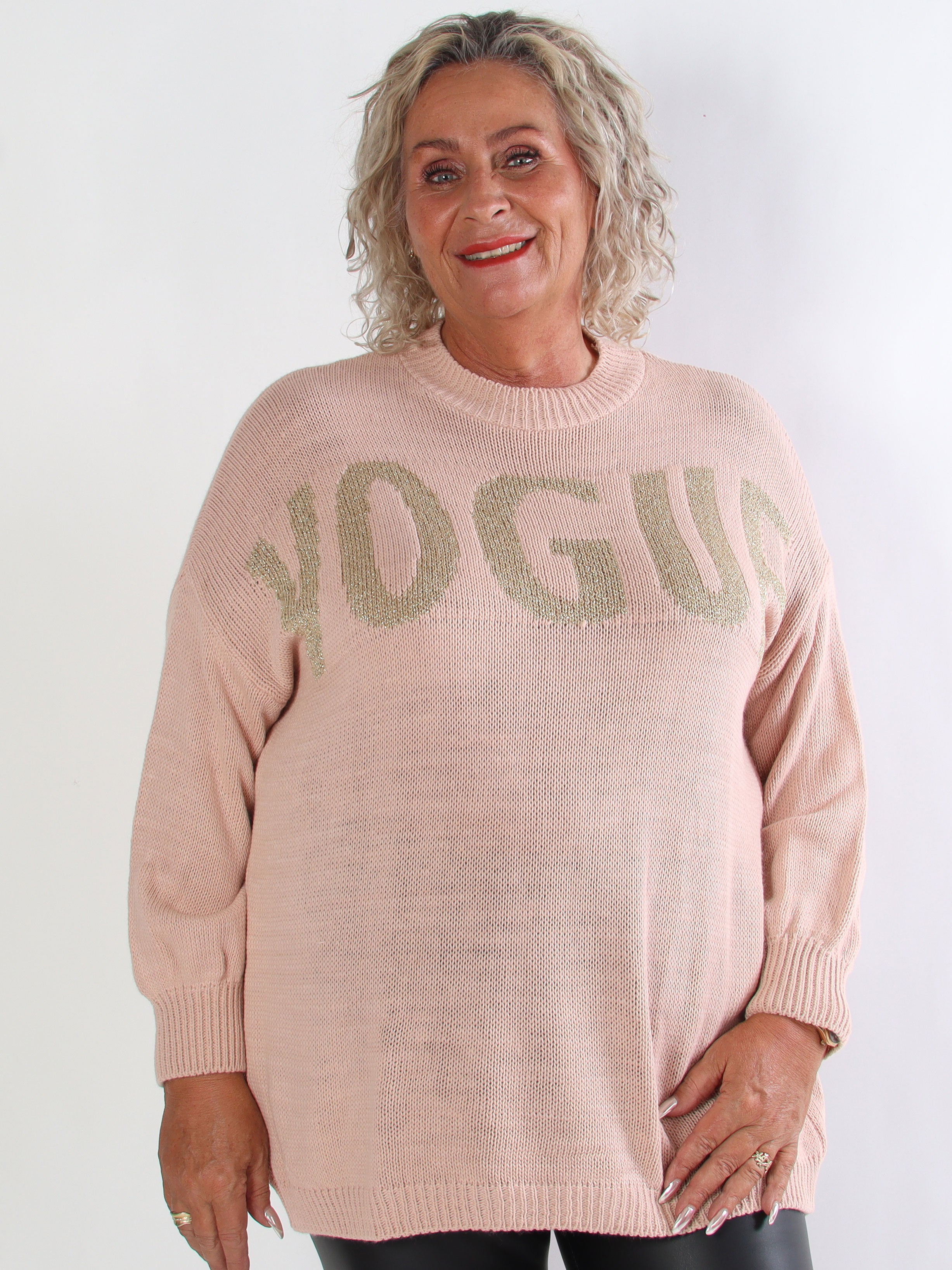 Priscilla - Stickad plus size tröja med VOGUE skrivet i guldglittertråd