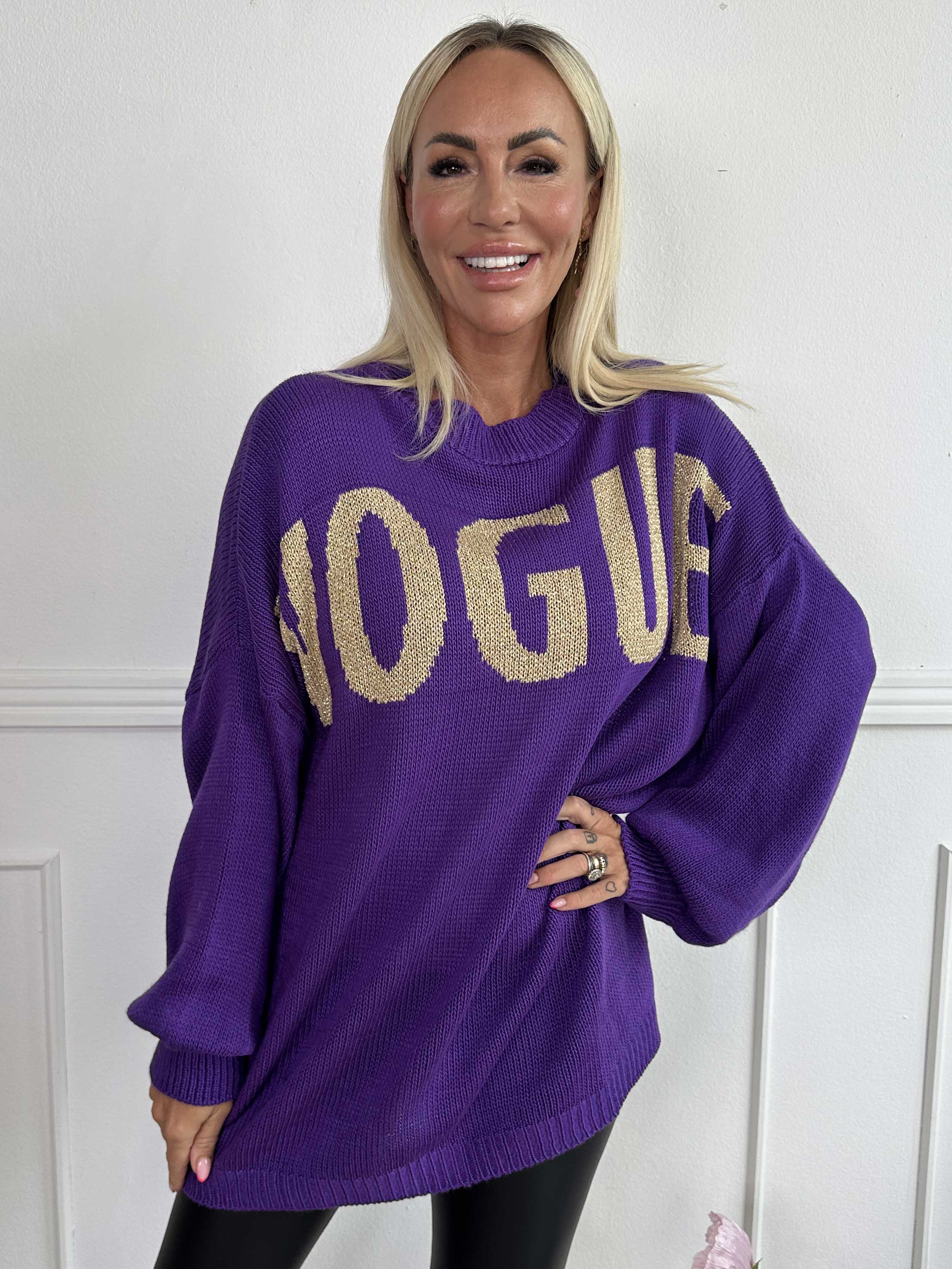 Priscilla - Stickad tröja med VOGUE skrivet i guldglittertråd