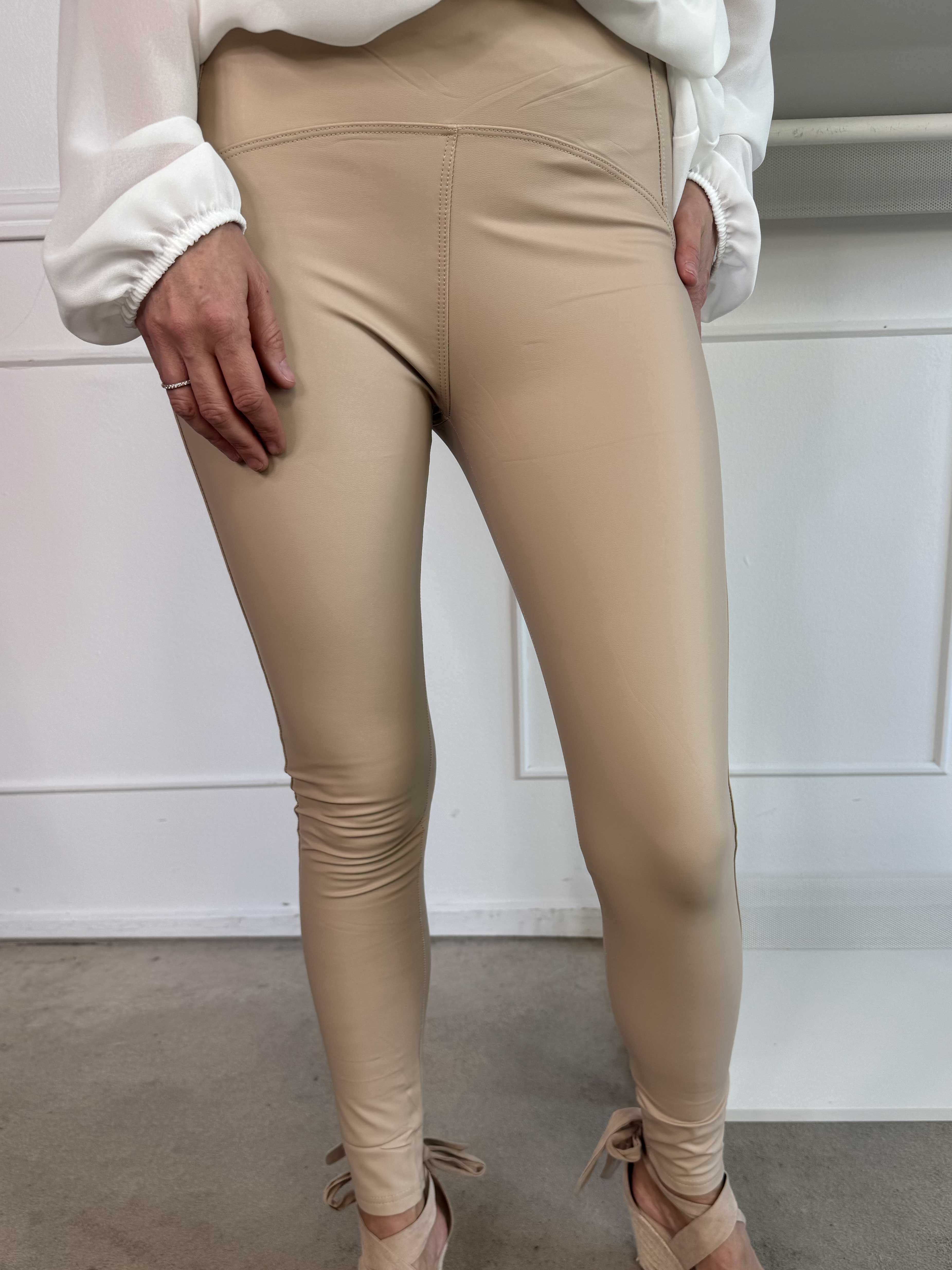 Ramla - Elastiska leggings i läderlook