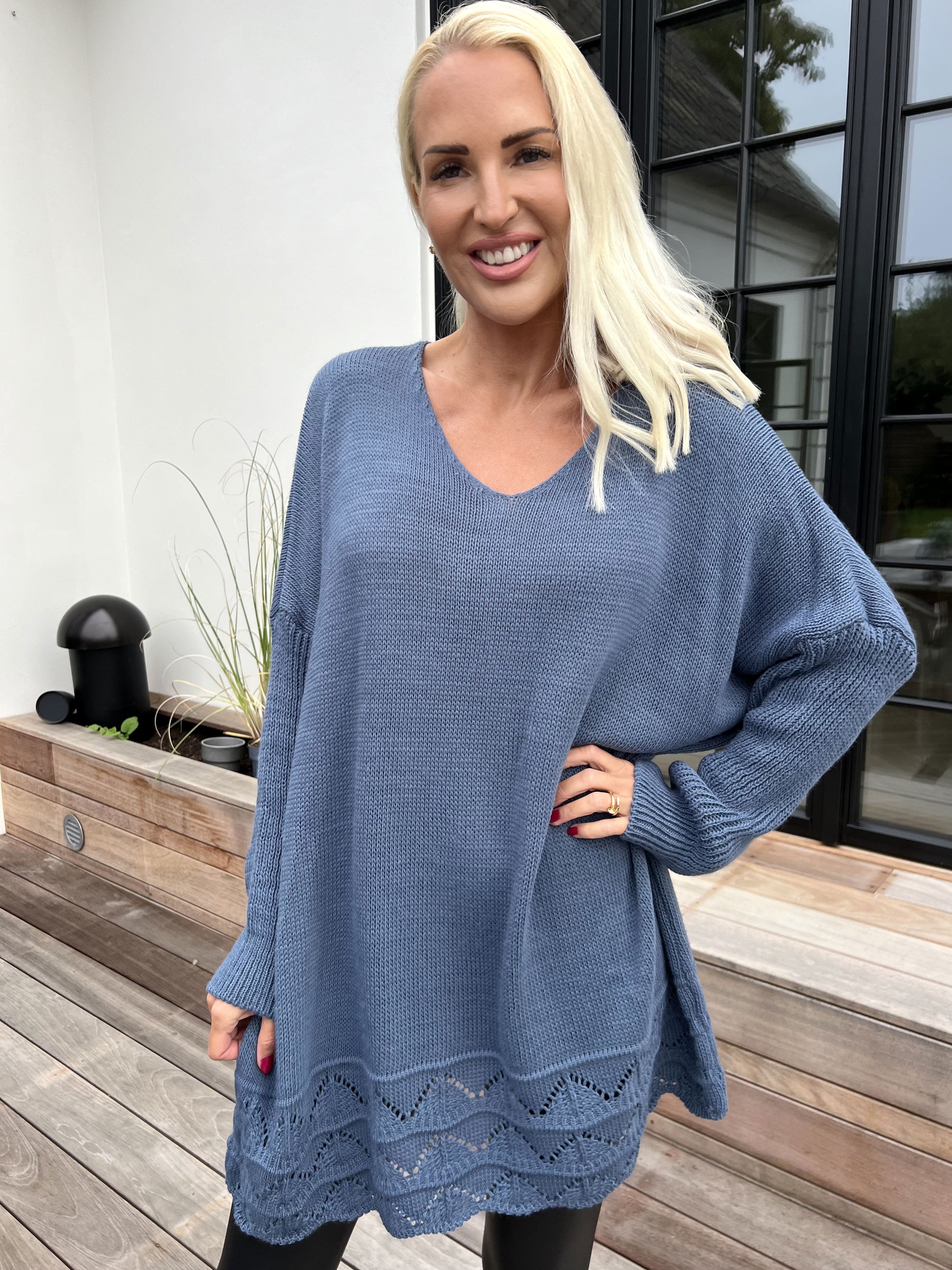 Rebeca - Enfärgad stickad blus med mönster nedtill