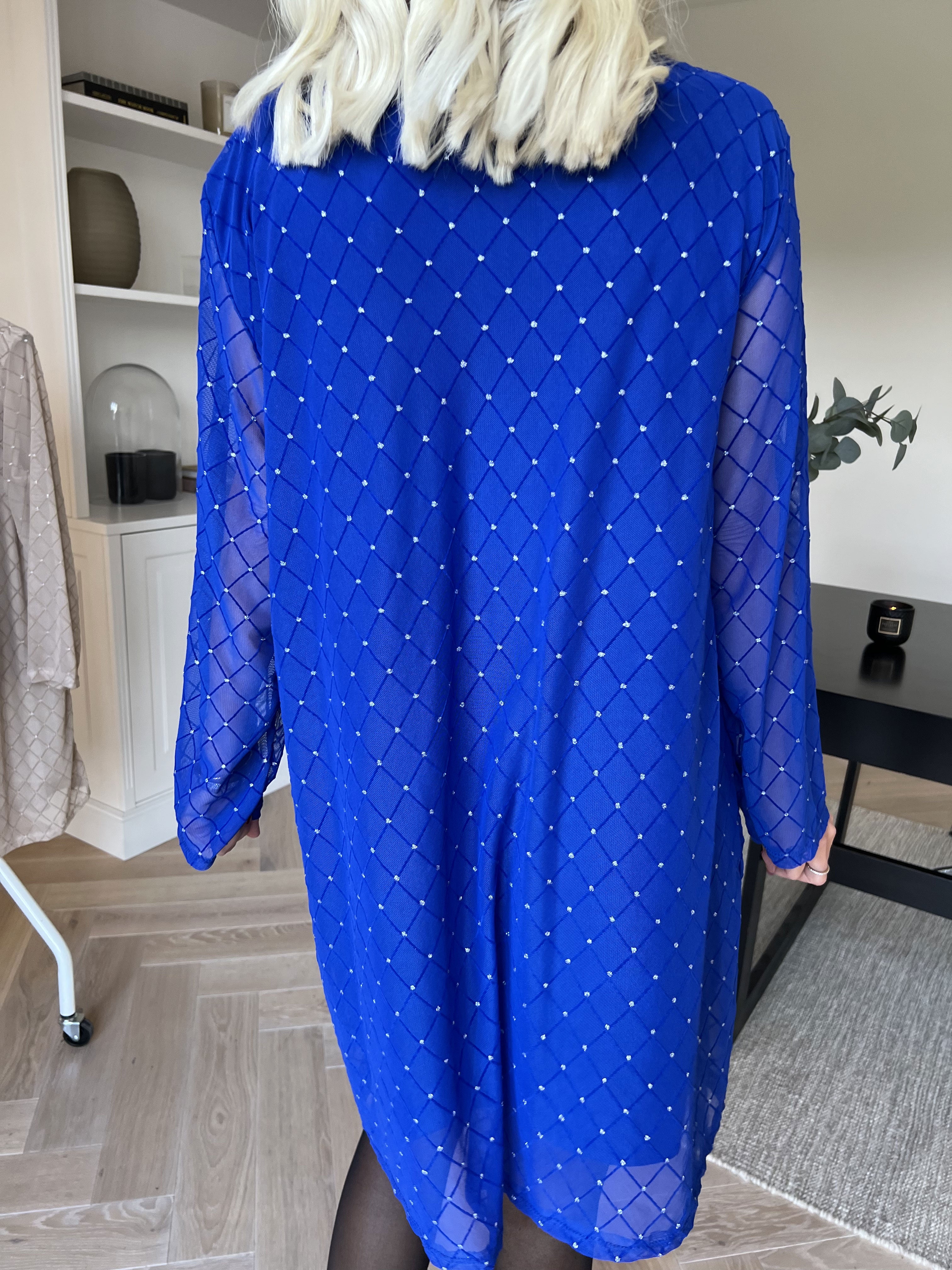 Ritte - Långärmad meshklänning med glitterdetaljer