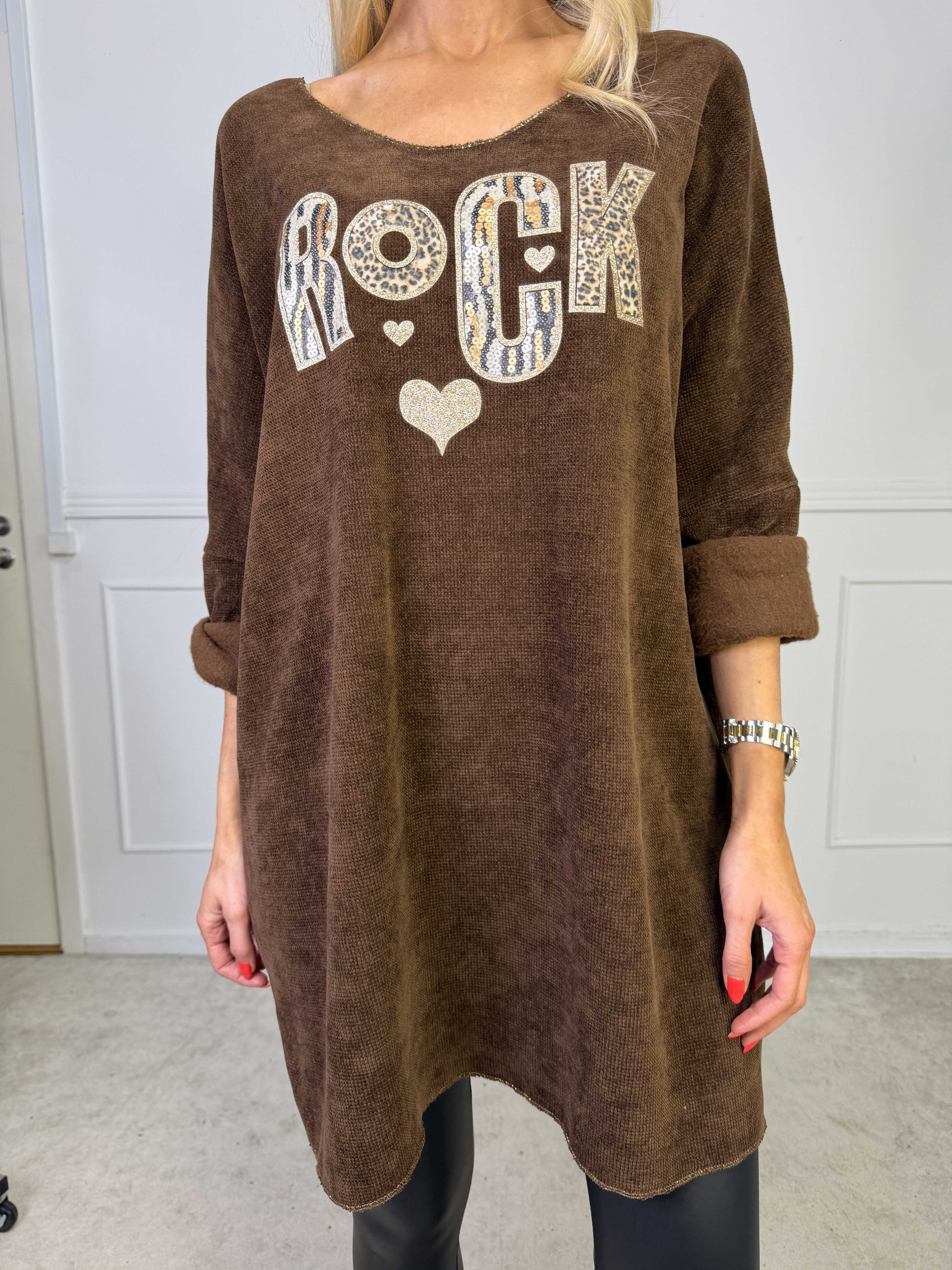 Rocka - Kort mjuk stickad klänning med motiv