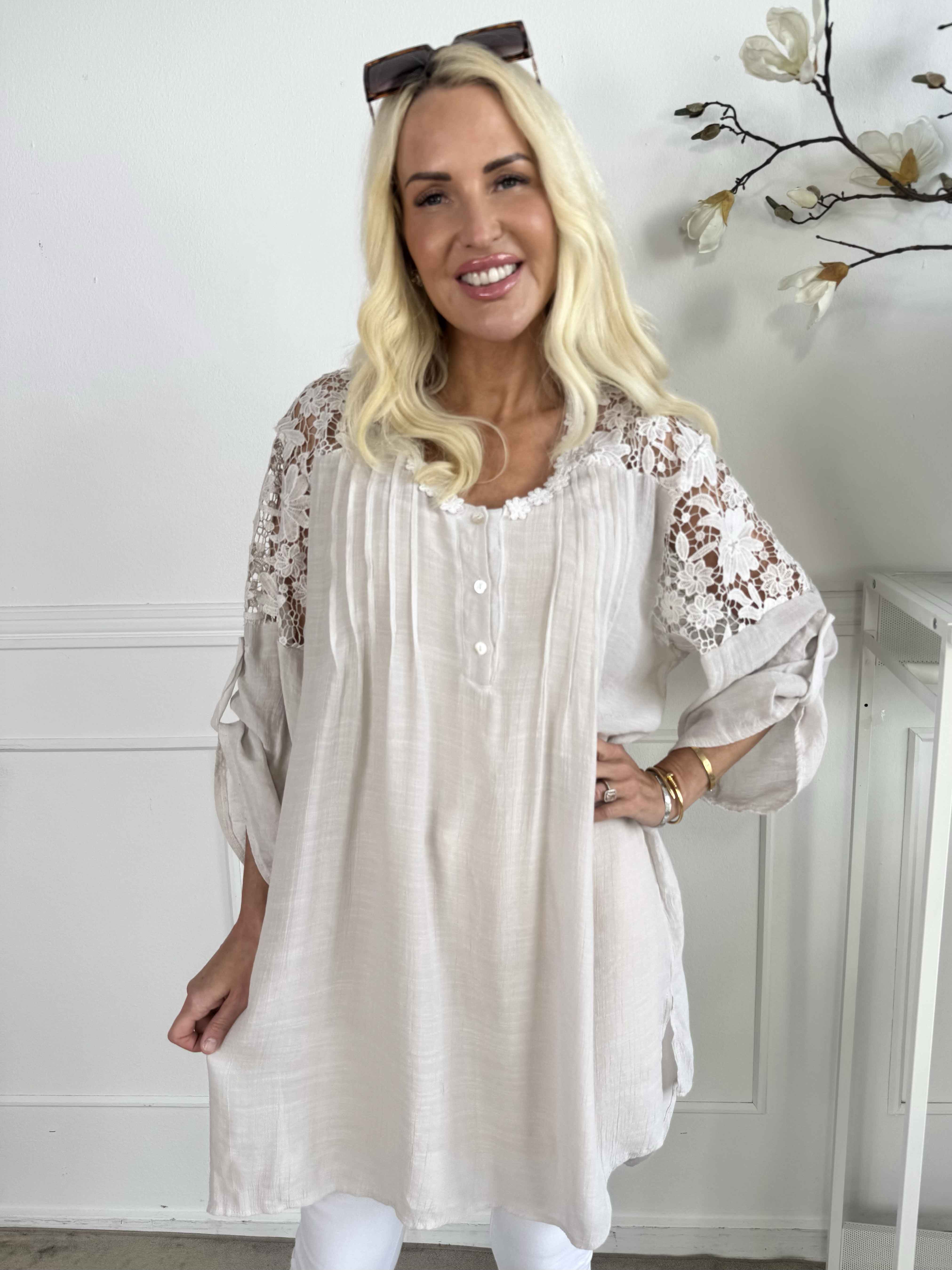 Rosalie - Söt feminin tunika med broderad rygg