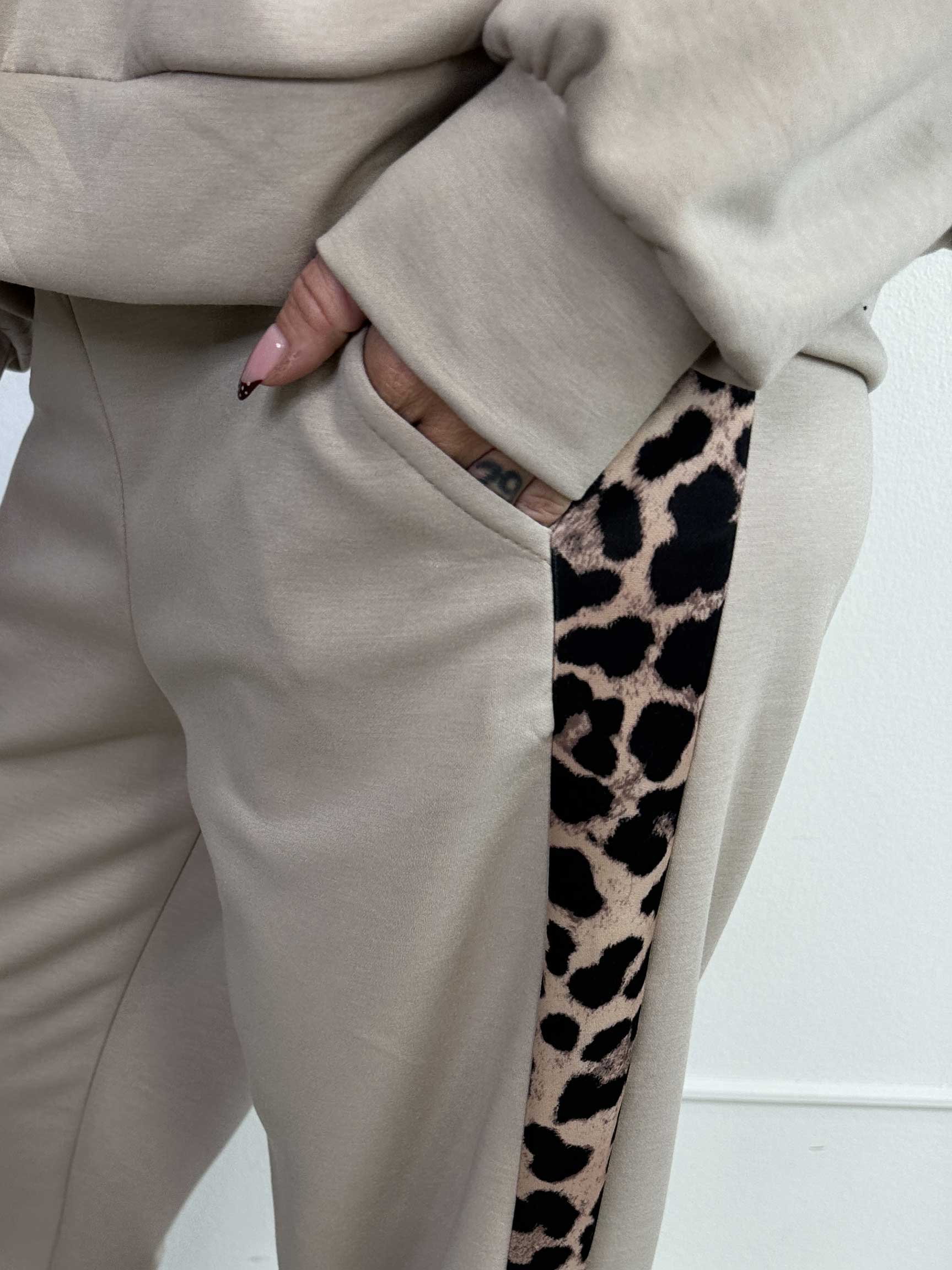 Rosita - Mjukisset med ränder i leopardmönster