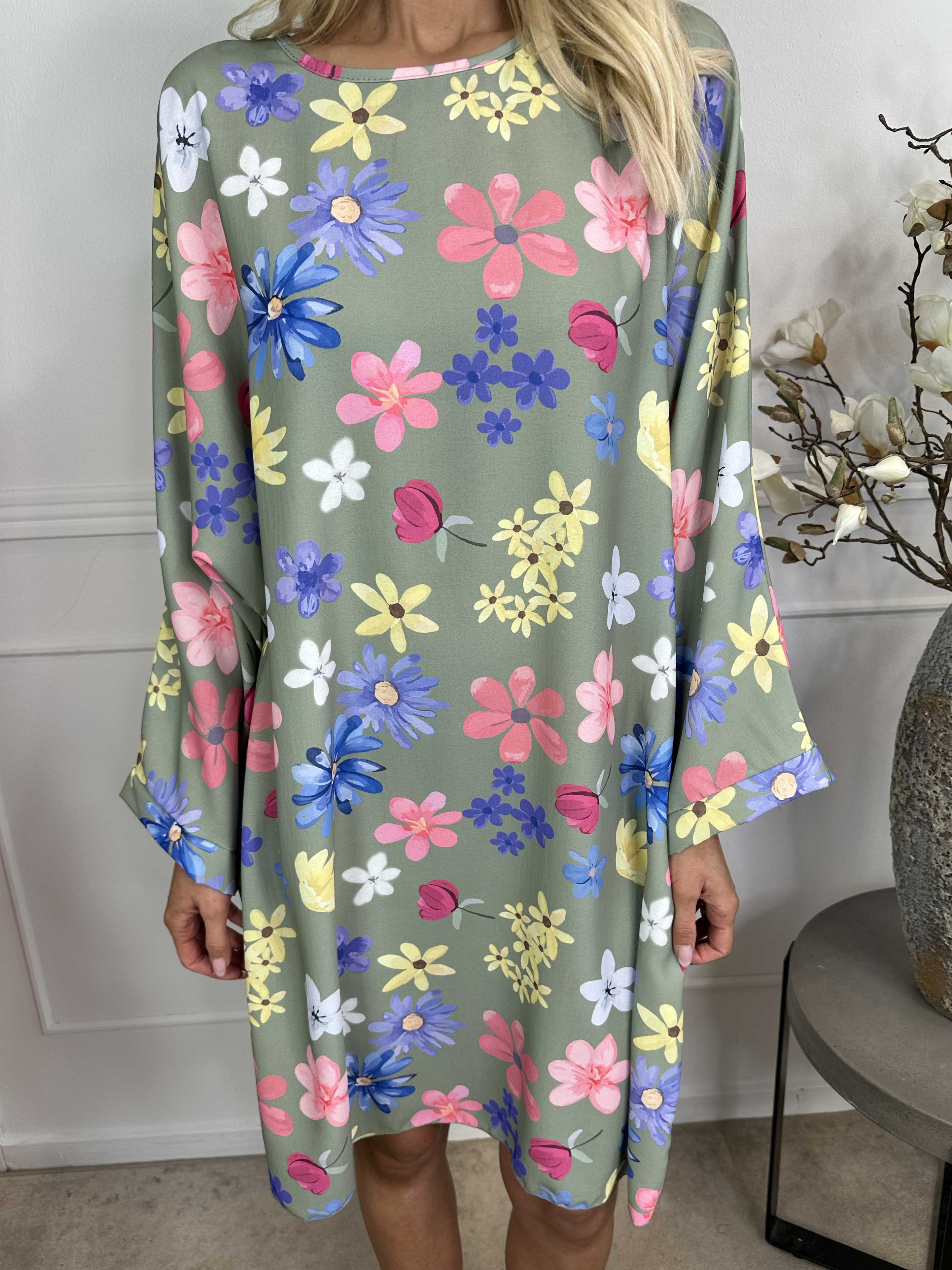 Sabina - Löst sittande klänning med blommigt tryck