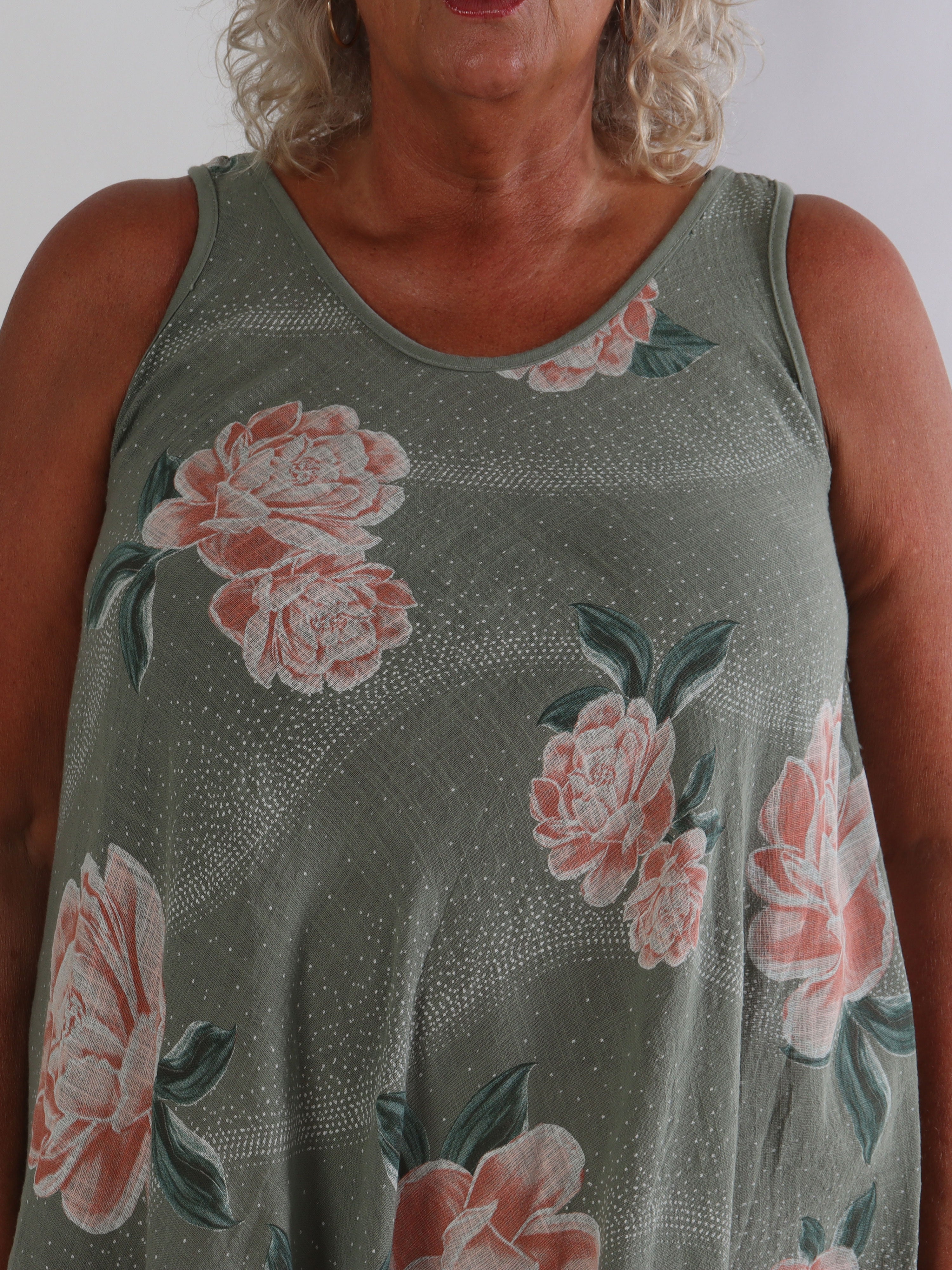 Safina - Plus size sommerkjole i hørlignende bomuld med rosemotiver