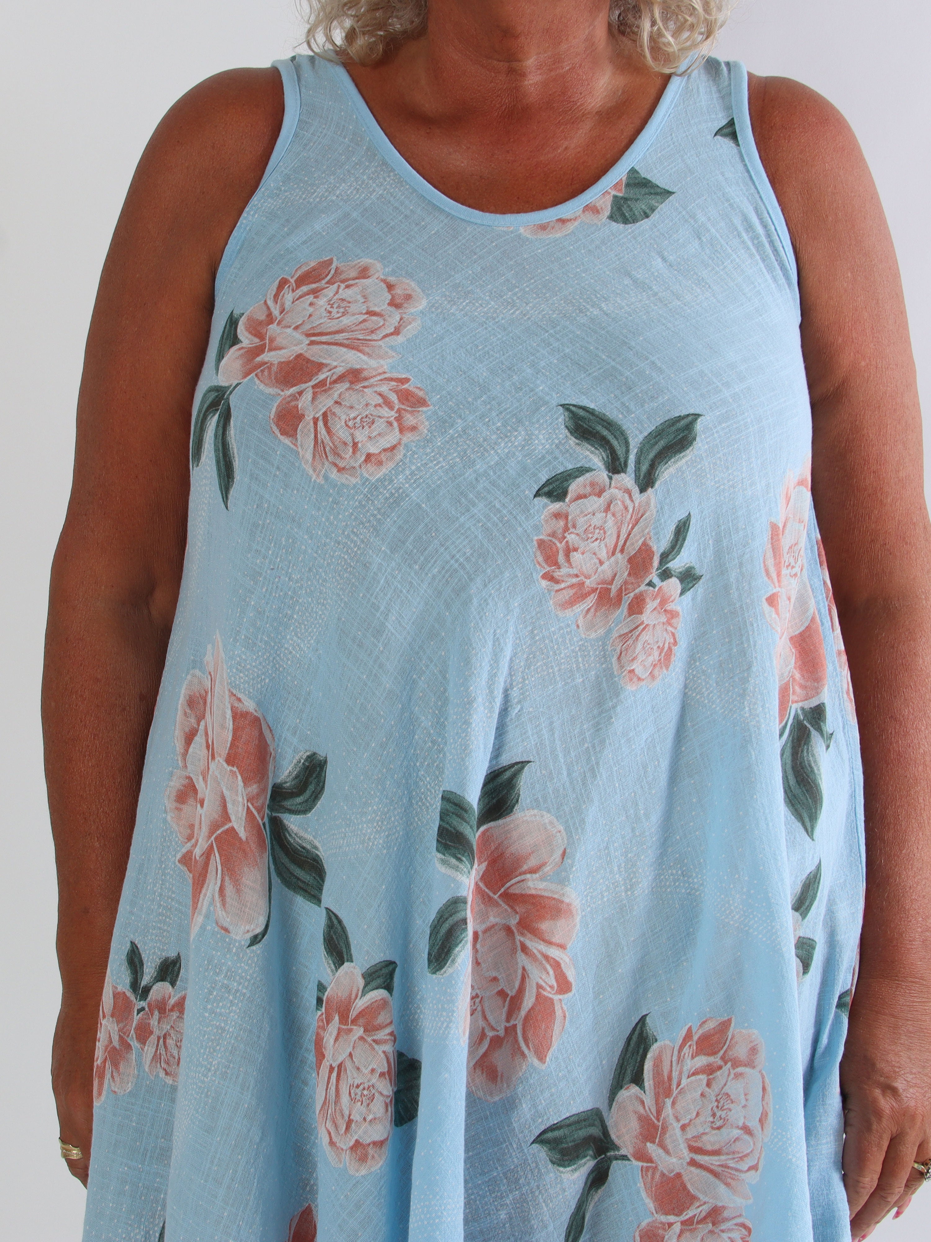 Safina - Plus size sommerkjole i hørlignende bomuld med rosemotiver
