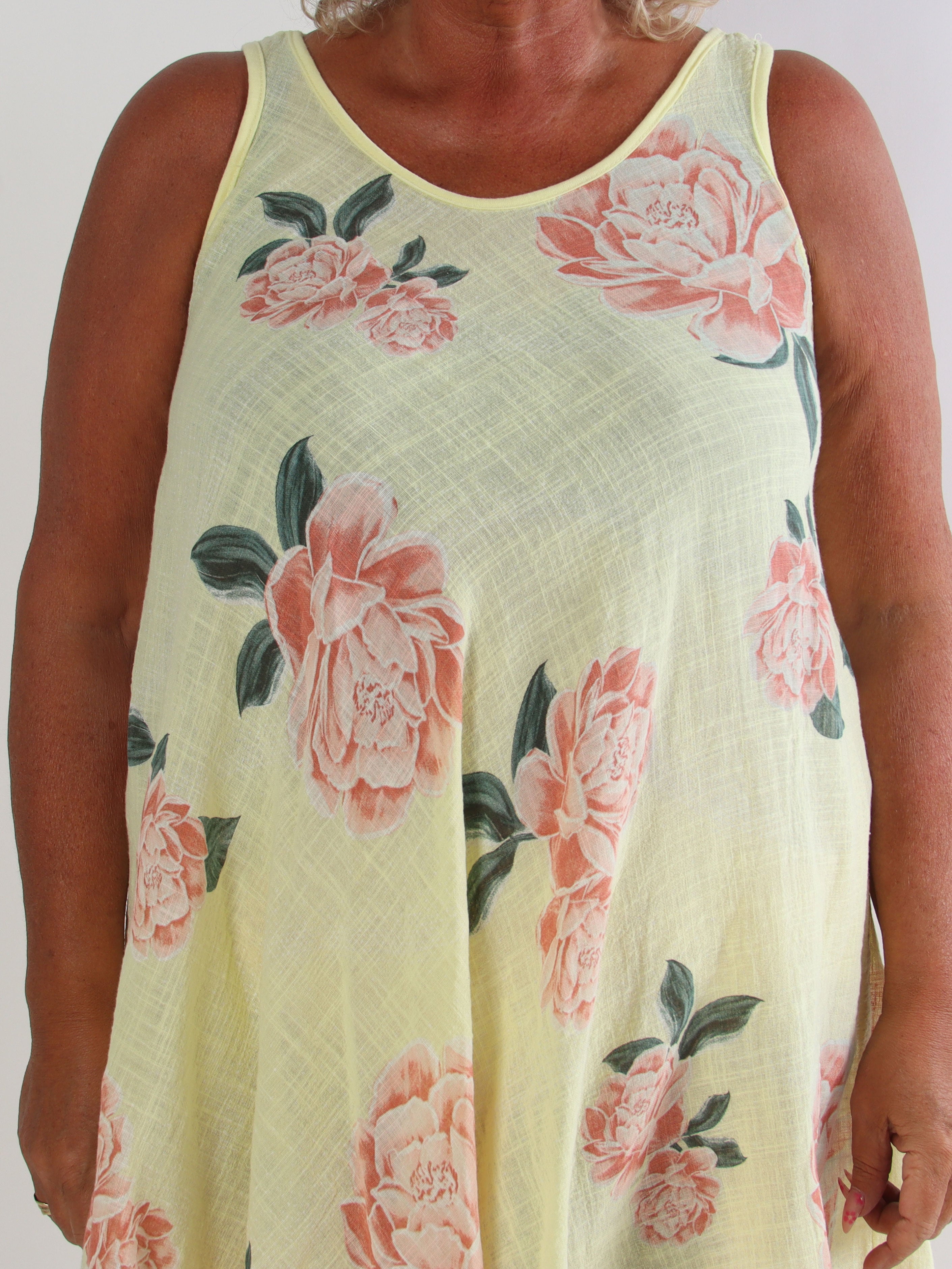 Safina - Plus size sommerkjole i hørlignende bomuld med rosemotiver