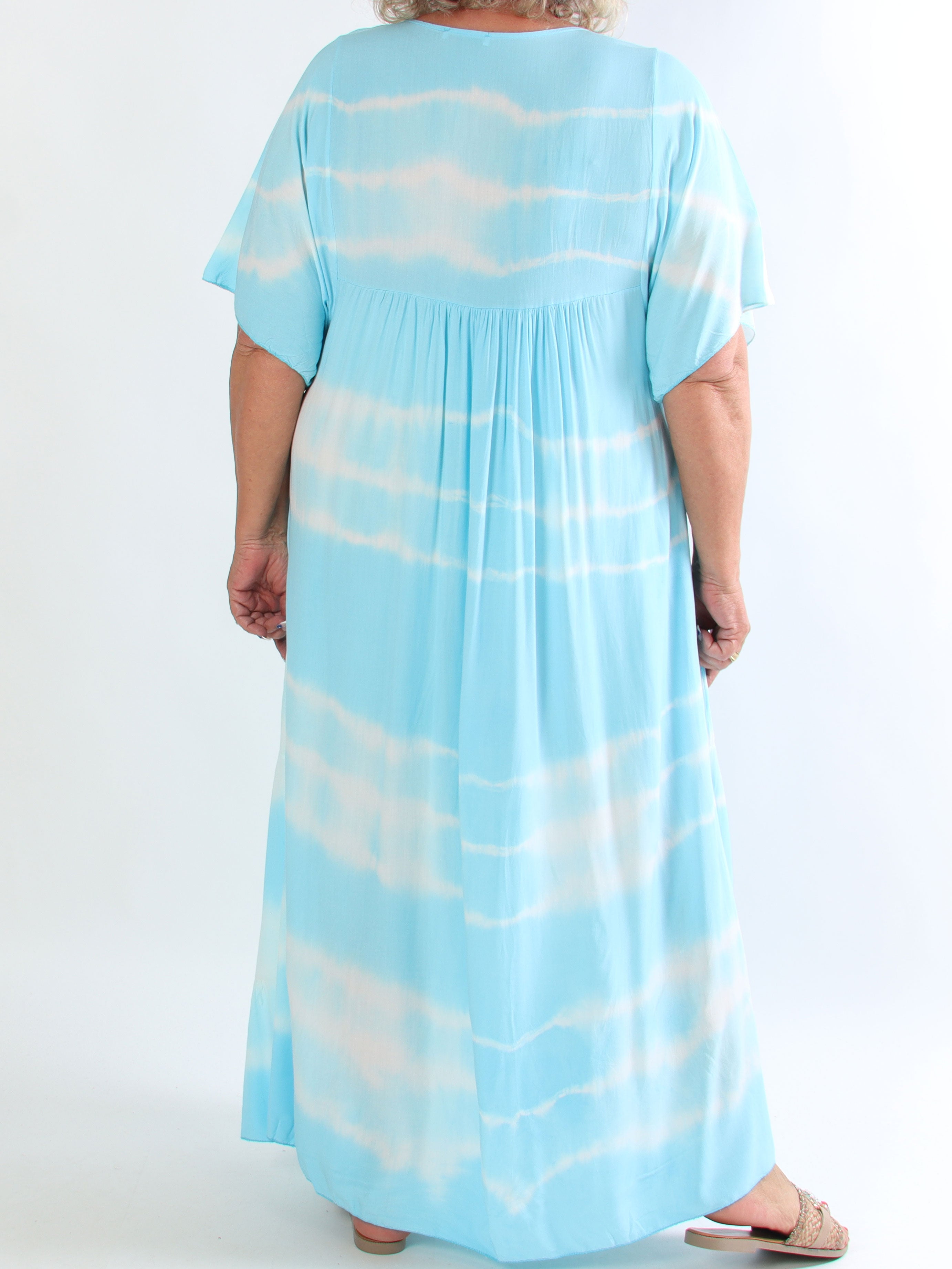 Safira - Let og luftig plus size kjole i bomuld med batikfarvet mønster