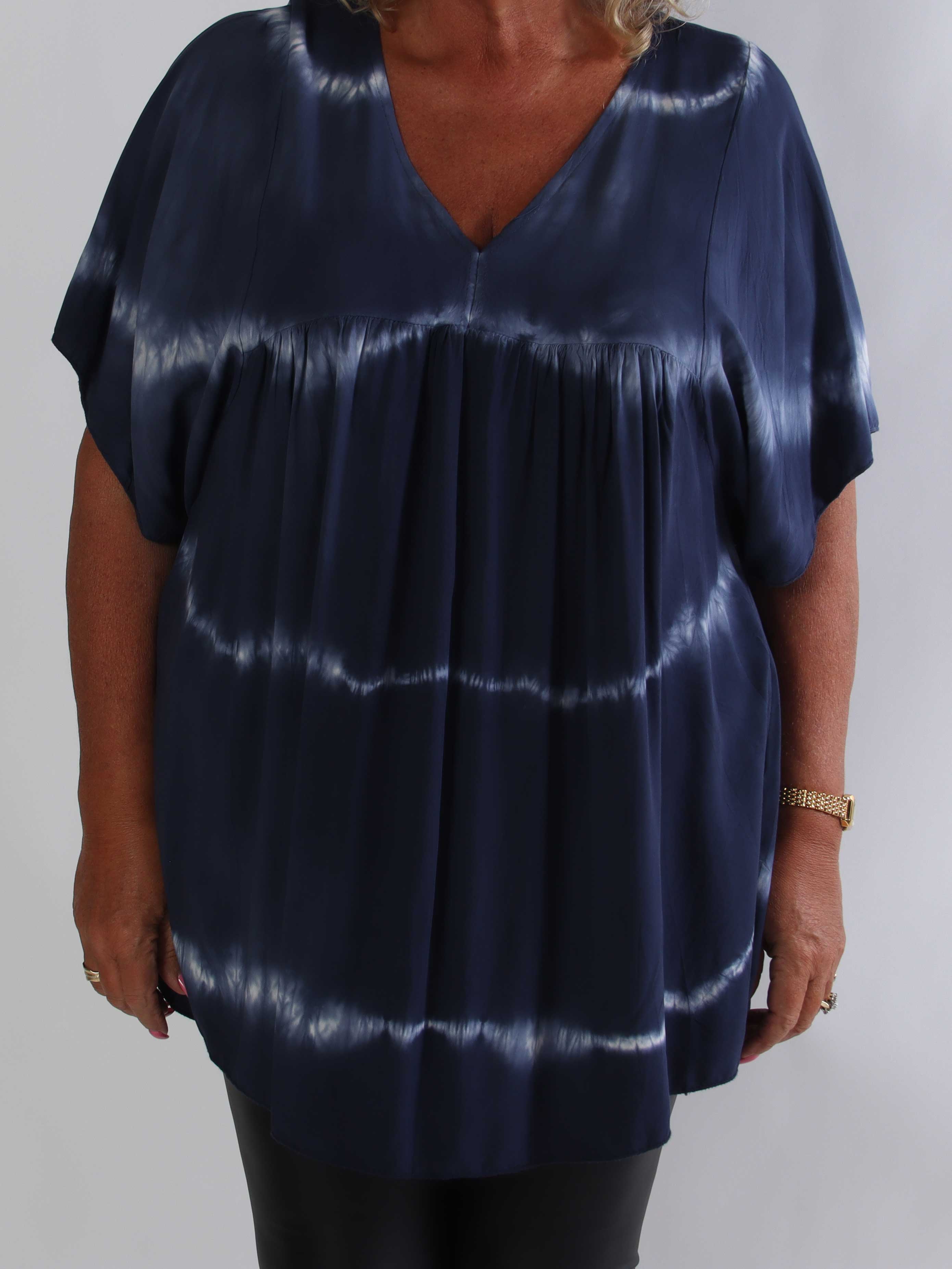 Safira Shirt - Blød plus size tunikabluse i bomuld med flot batikmønster