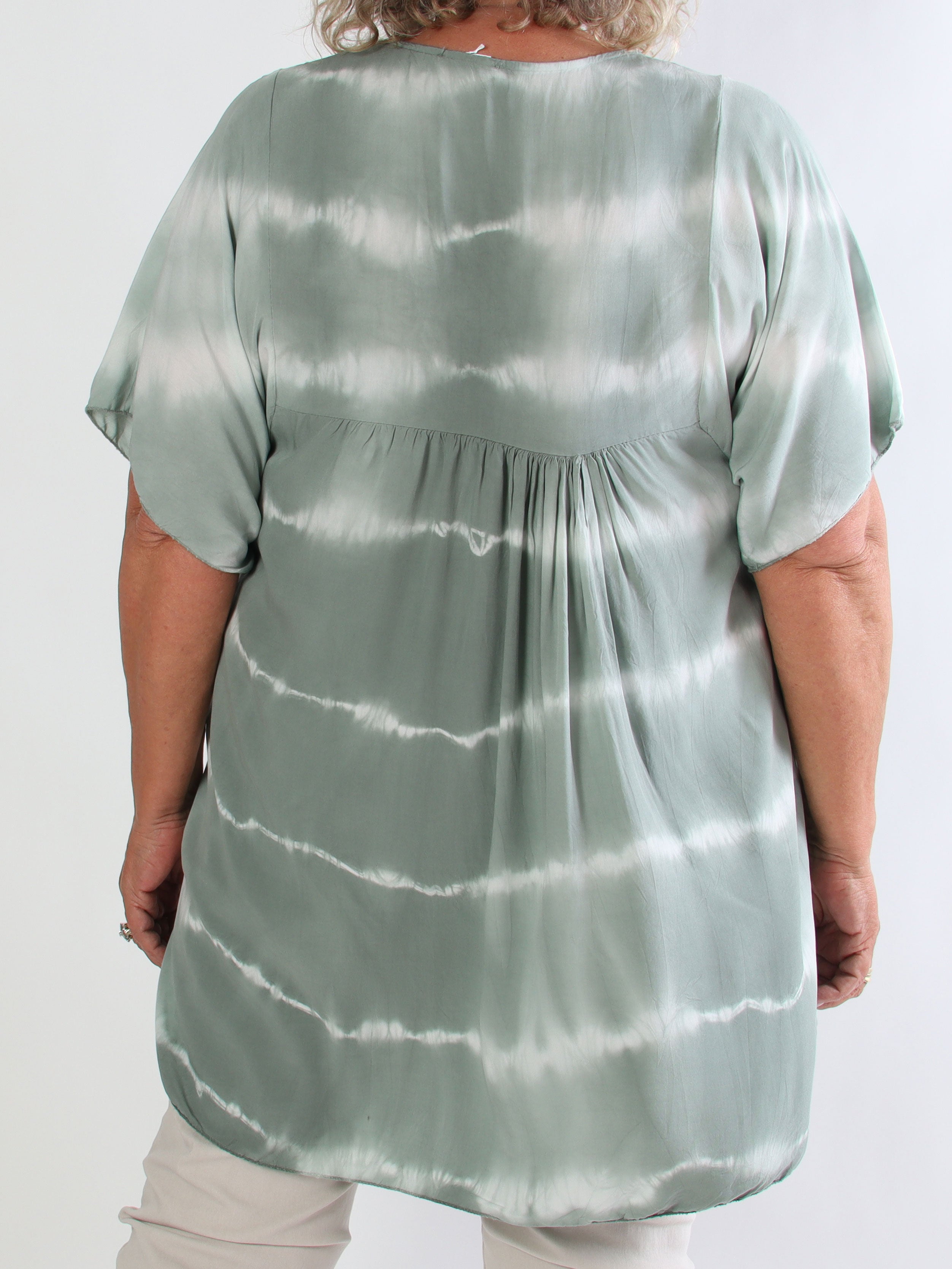 Safira Short - Let og luftig plus size tunika i bomuld med batikfarvet mønster