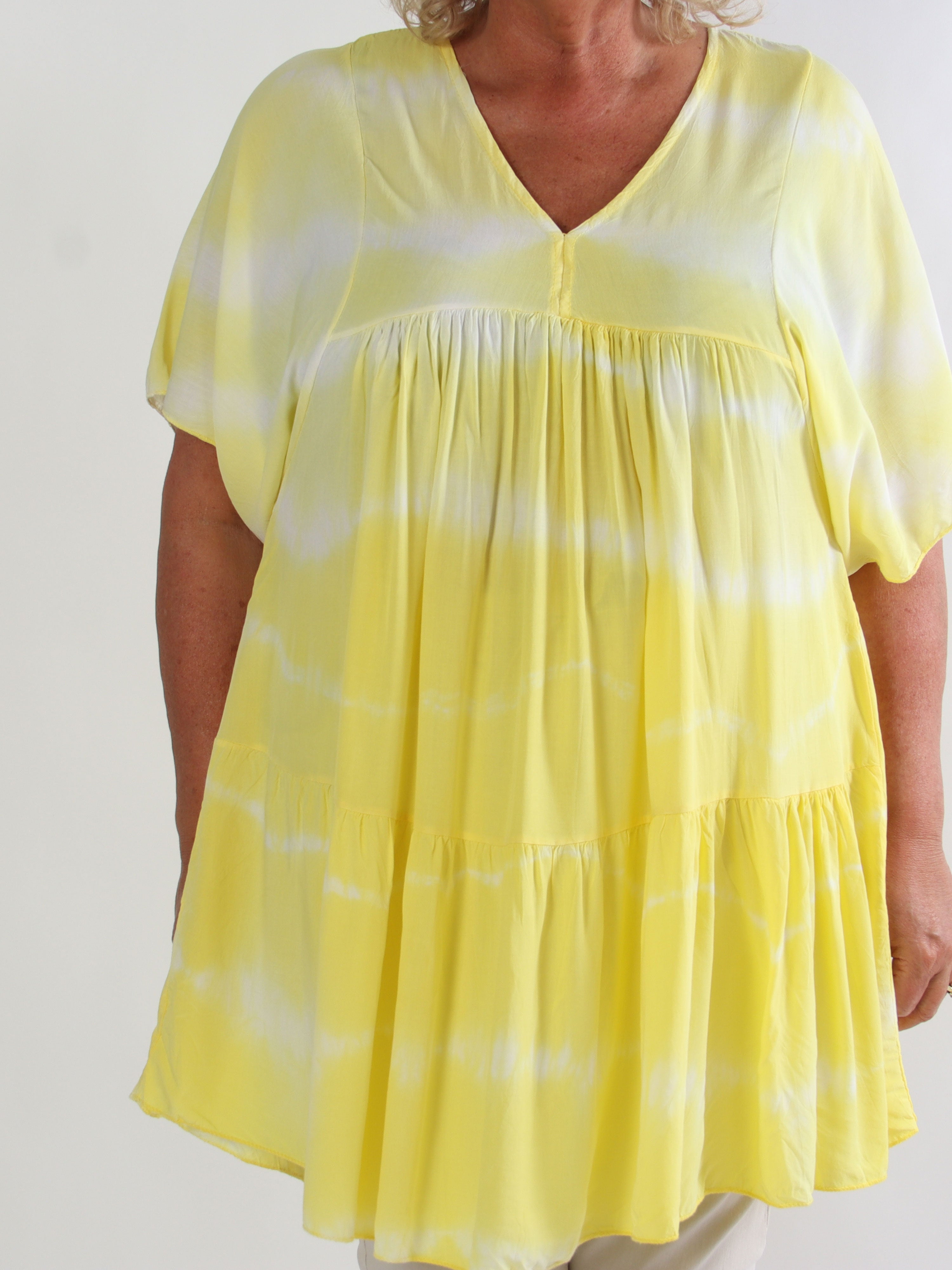 Safira Short - Let og luftig plus size tunika i bomuld med batikfarvet mønster