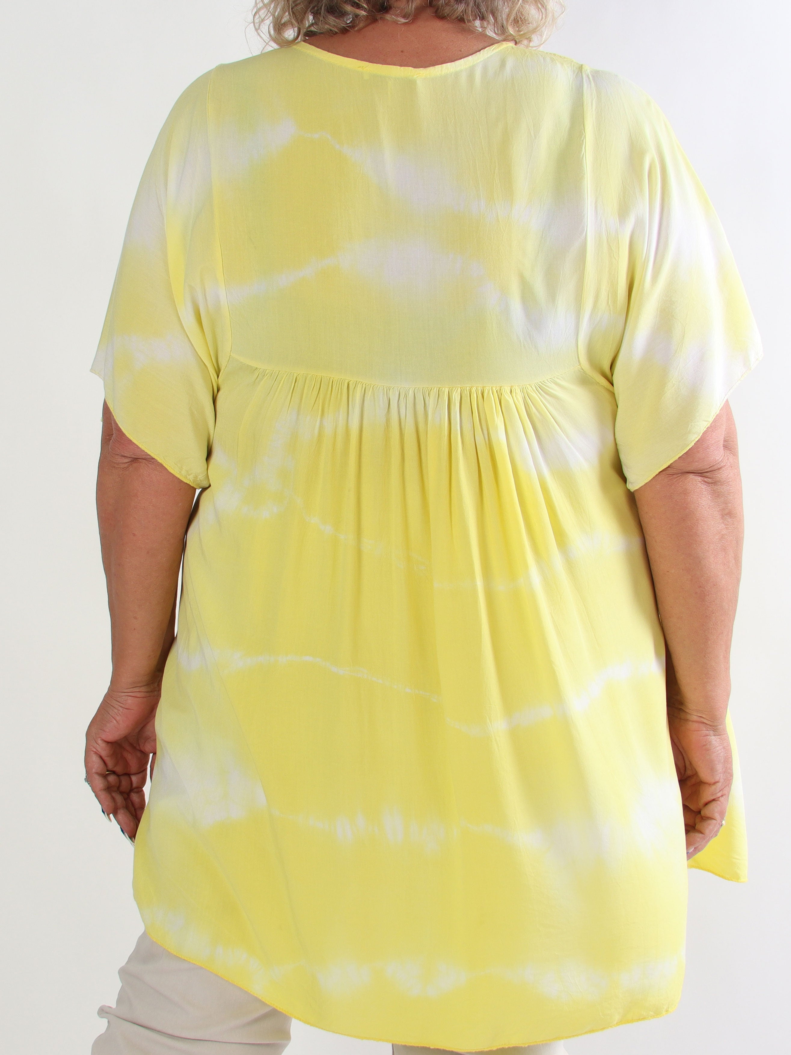 Safira Short - Let og luftig plus size tunika i bomuld med batikfarvet mønster
