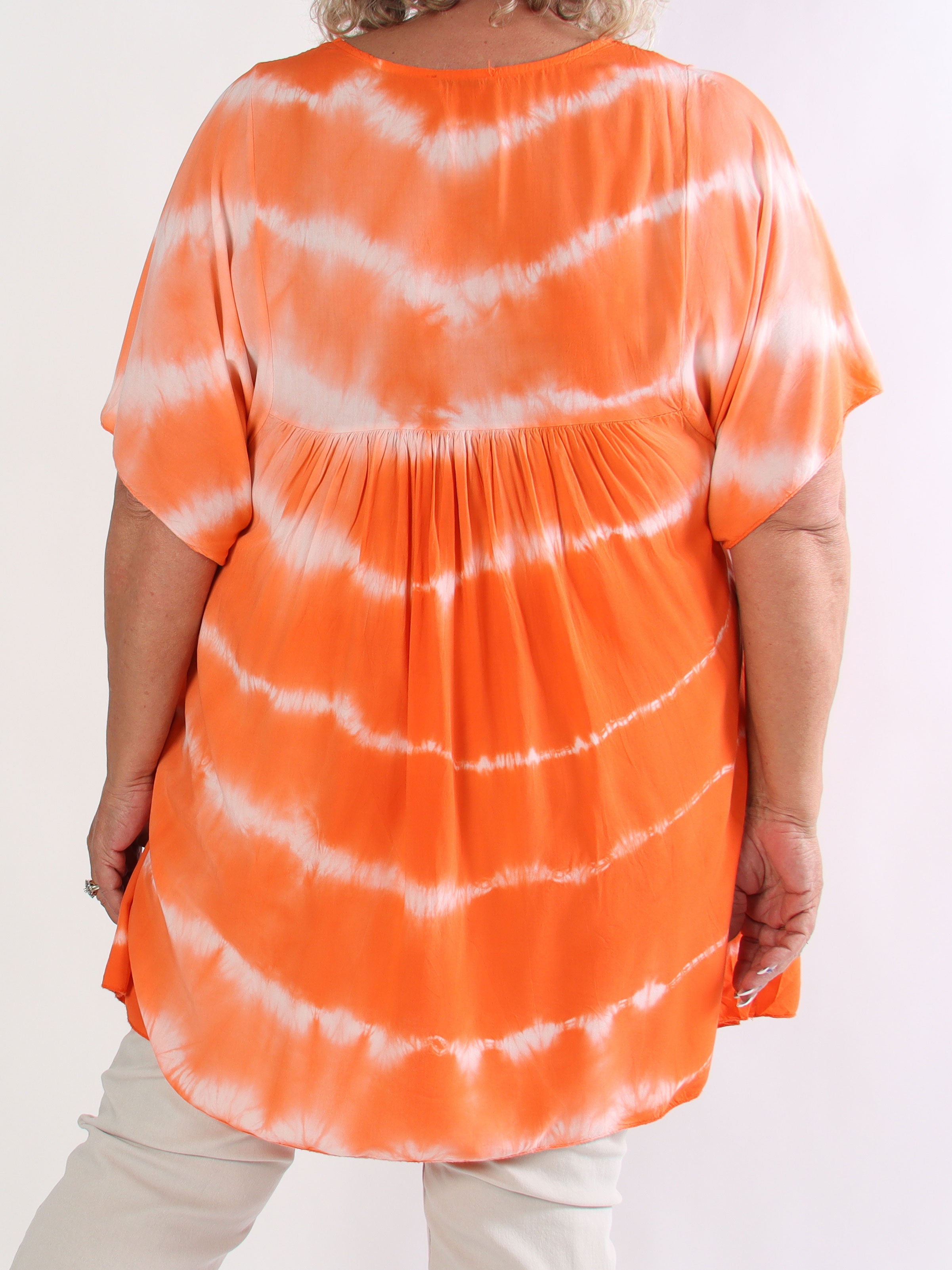 Safira Short - Let og luftig plus size tunika i bomuld med batikfarvet mønster