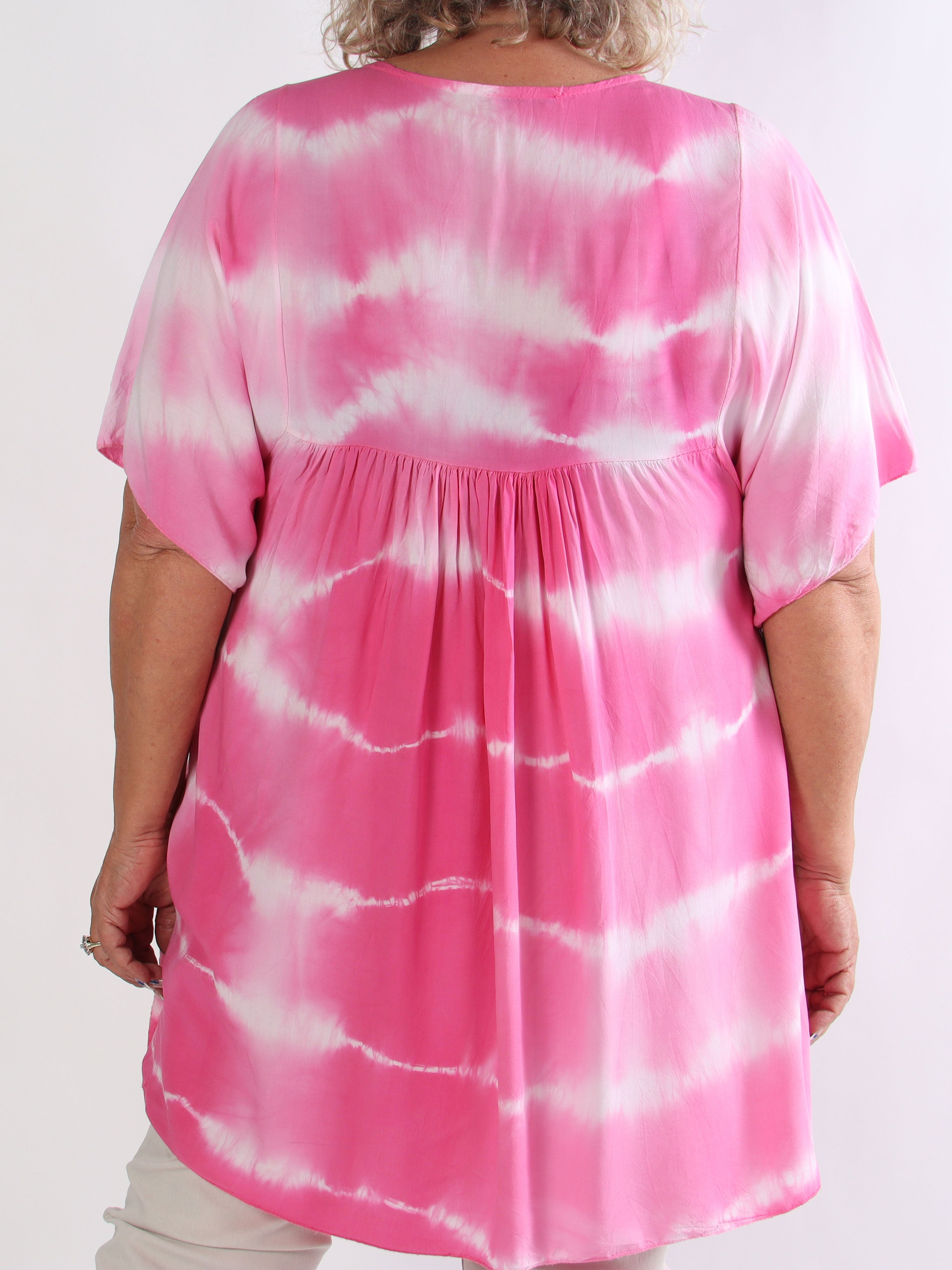 Safira Short - Let og luftig plus size tunika i bomuld med batikfarvet mønster