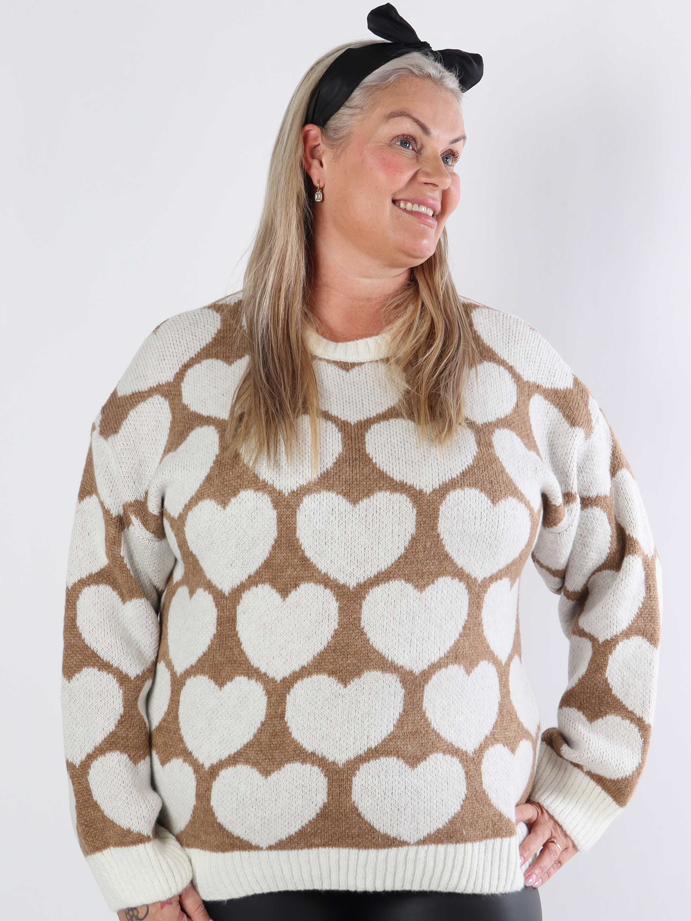 Saidy - Tjock plus size stickad blus med hjärtan