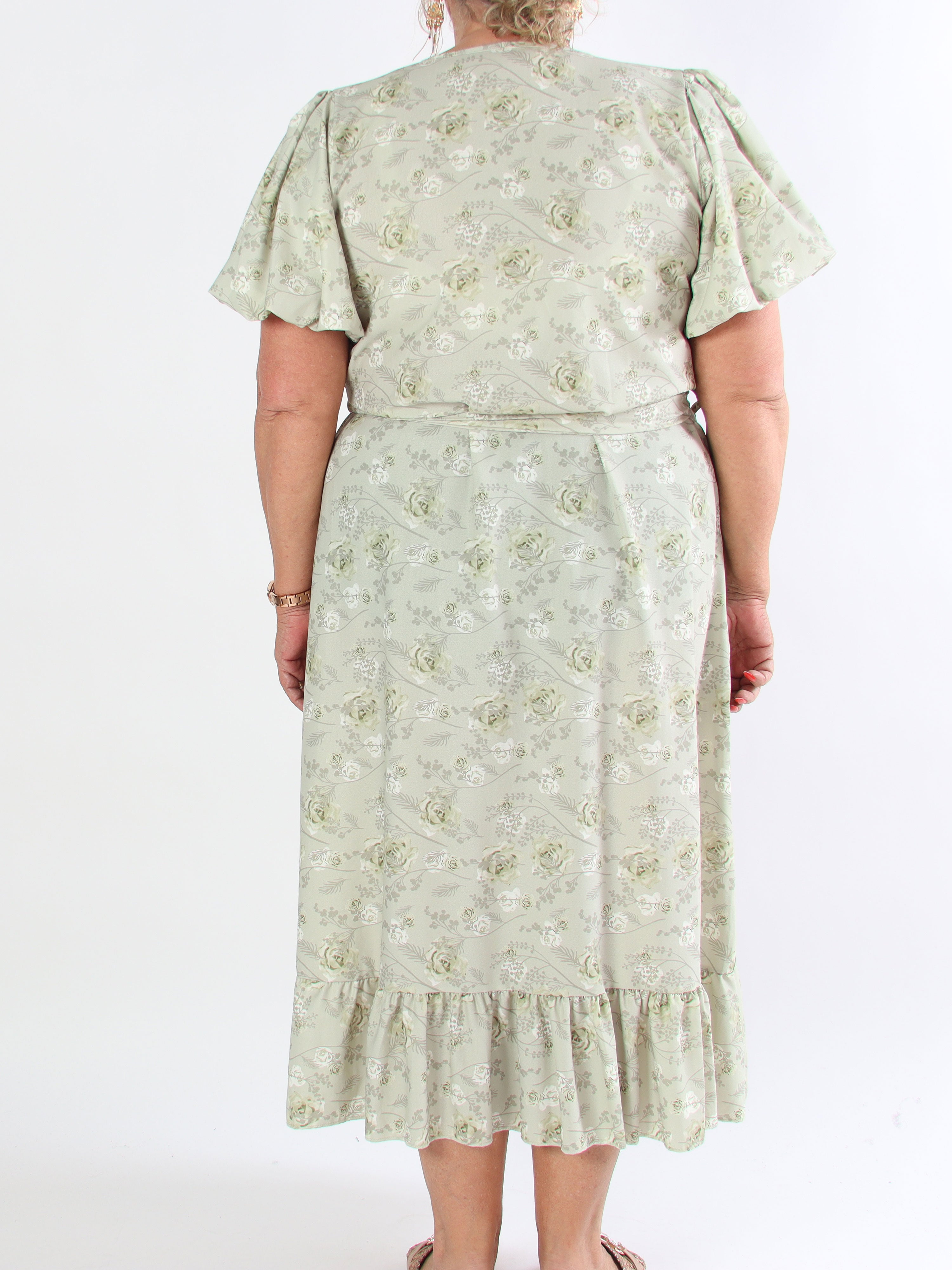 Sakira - Söt blommig plus size klänning med puffärmar
