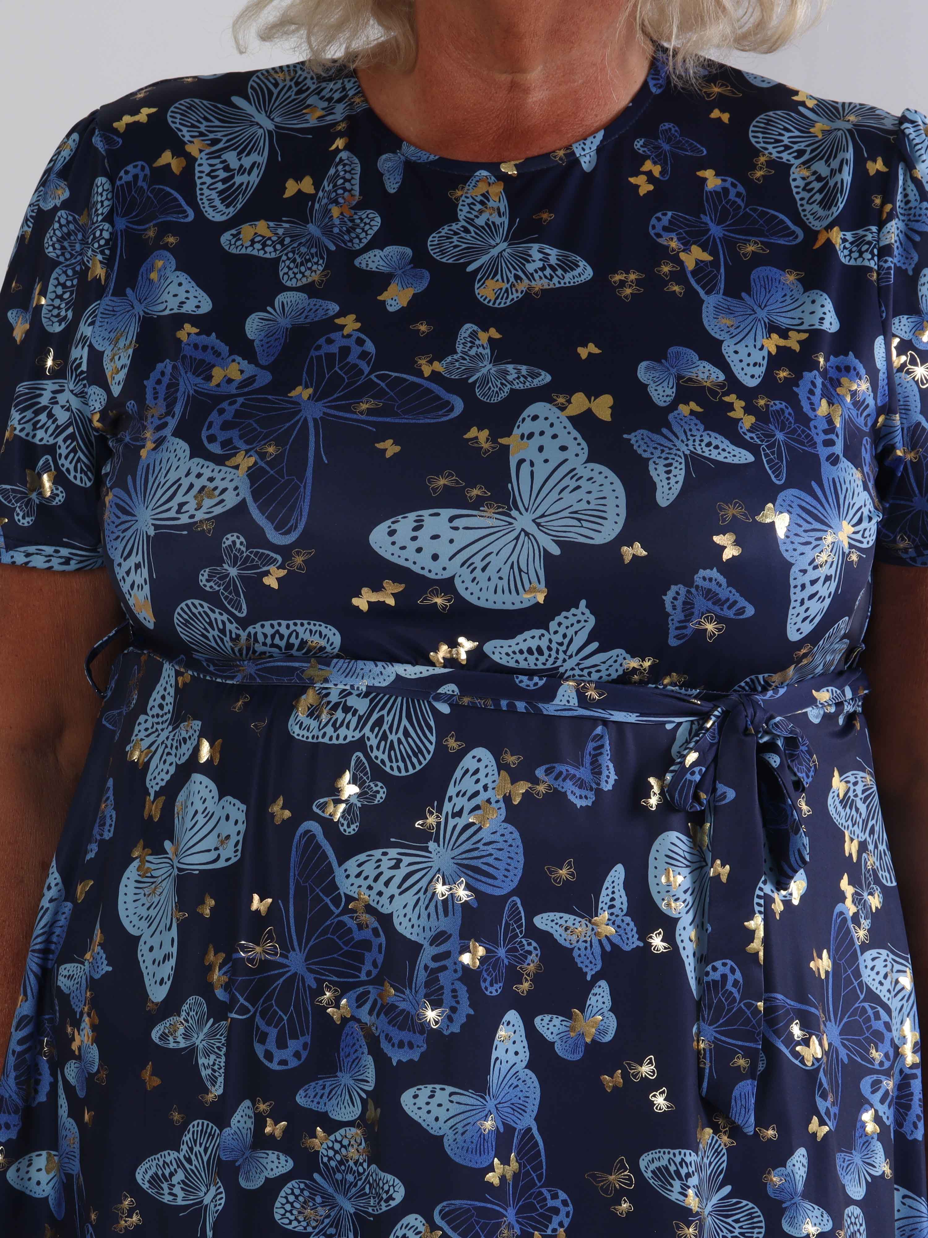 Sansa Butterfly Short - Elastisk plus size kjole med sommerfugleprint