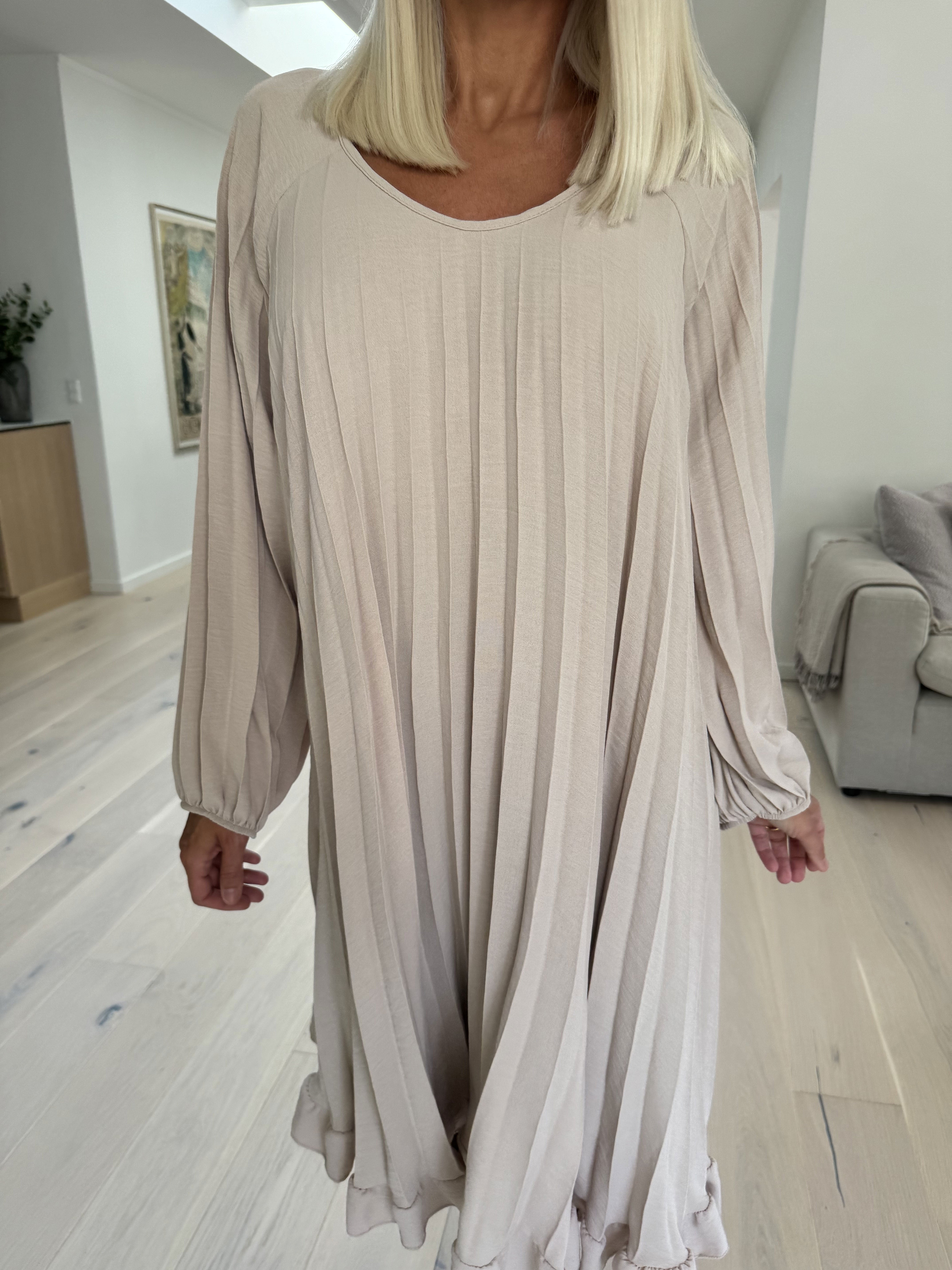 Santorini Dress - Söt långärmad klänning med veck
